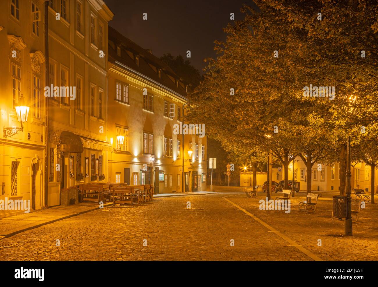 Prag - Die kleinen Platz von Mala Strana in der Nacht. Stockfoto