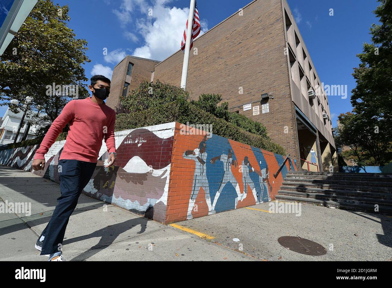 New York City, USA. Oktober 2020. Ein Mann, der eine Maske trägt, geht am Eingang der NYC Public School 86 in der Jamaica Hills Sektion von Queens vorbei, in einer von neun Postleitzahlen, die identifiziert wurden, wo Spikes in Coronavirus-Infektionen berichtet wurden, Queens, NY, 5. Oktober 2020. Gov. Andrew Cuomo ordnete die Schließung aller Schulen in den Hotspot-Zonen an, wo die Spitzen seit dem 6. Oktober gemeldet wurden. (Anthony Behar/Sipa USA) Quelle: SIPA USA/Alamy Live News Stockfoto