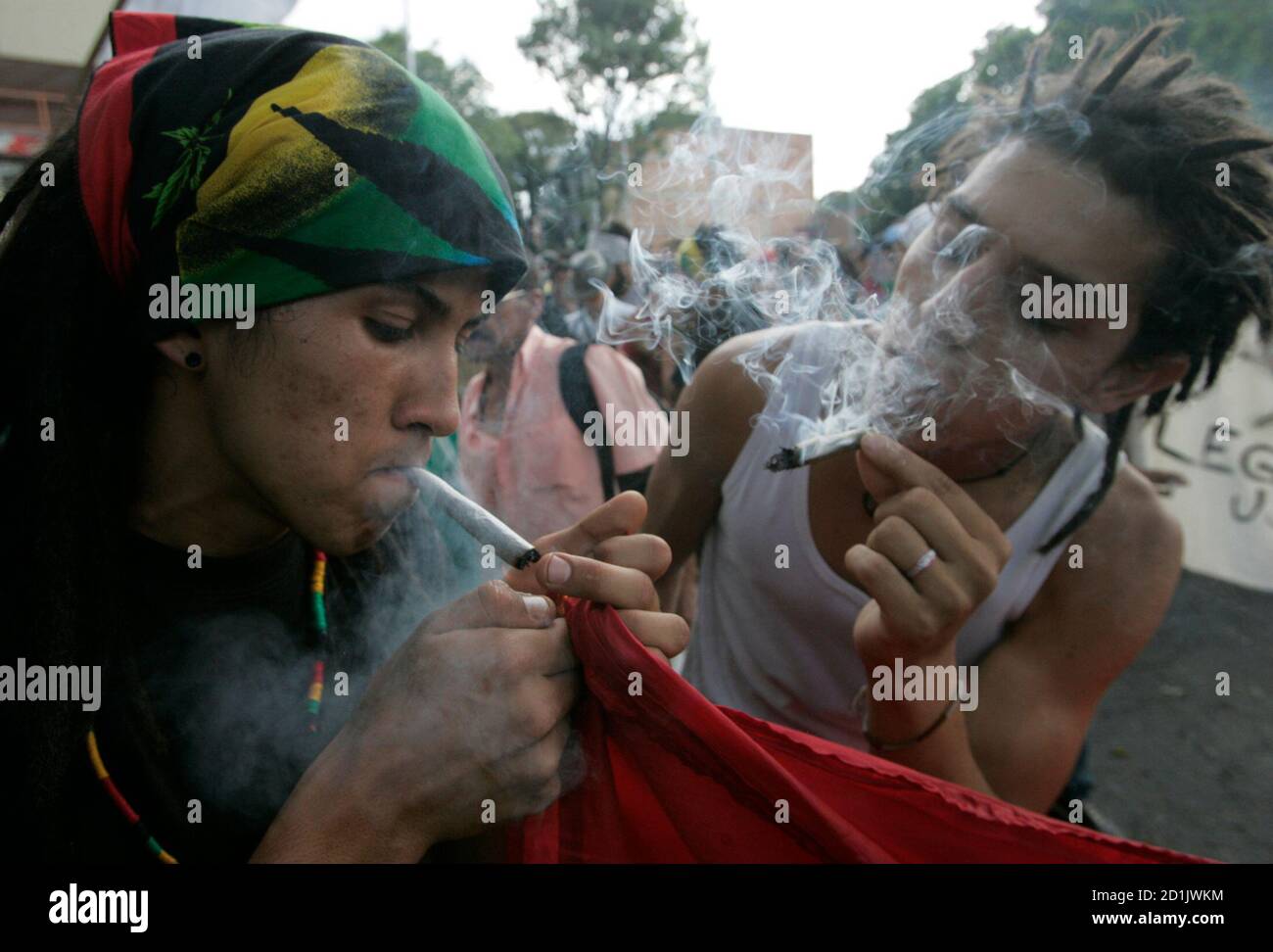 Demonstranten rauchen Marihuana während einer Demonstration gegen die Strafen für den Konsum geringer Mengen von Drogen in Medellin 8. Mai 2010.  Die Regierung schlägt eine Sanktion für die Verwendung von mehr als 20 Gramm Marihuana und ein Gramm Kokain.  REUTERS/Fredy Builes (Kolumbien - Tags: Politik-Gesellschaft) Stockfoto