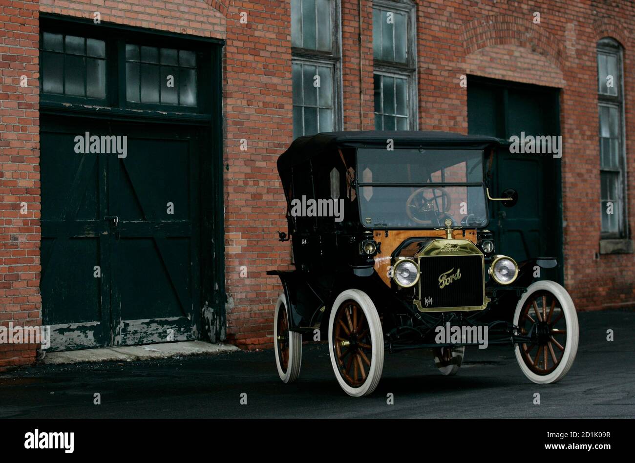 Eine 1914 Modell T Sitzt Außerhalb Der Historischen Ford Motor  Piquette-Auto-Fabrik In Detroit, Michigan, 5. Januar 2007. Bild 5. Januar  2007. Reuters/Gary Cameron (Vereinigte Staaten Stockfotografie - Alamy