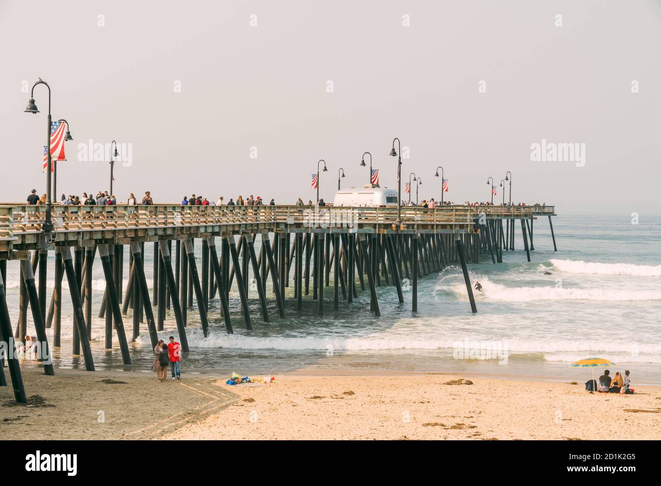 Pismo Beach, California/USA - 4. Oktober 2020 Pismo Beach Pier, Spaziergänger, breiter Sandstrand und Meerblick. Pismo Beach Stockfoto