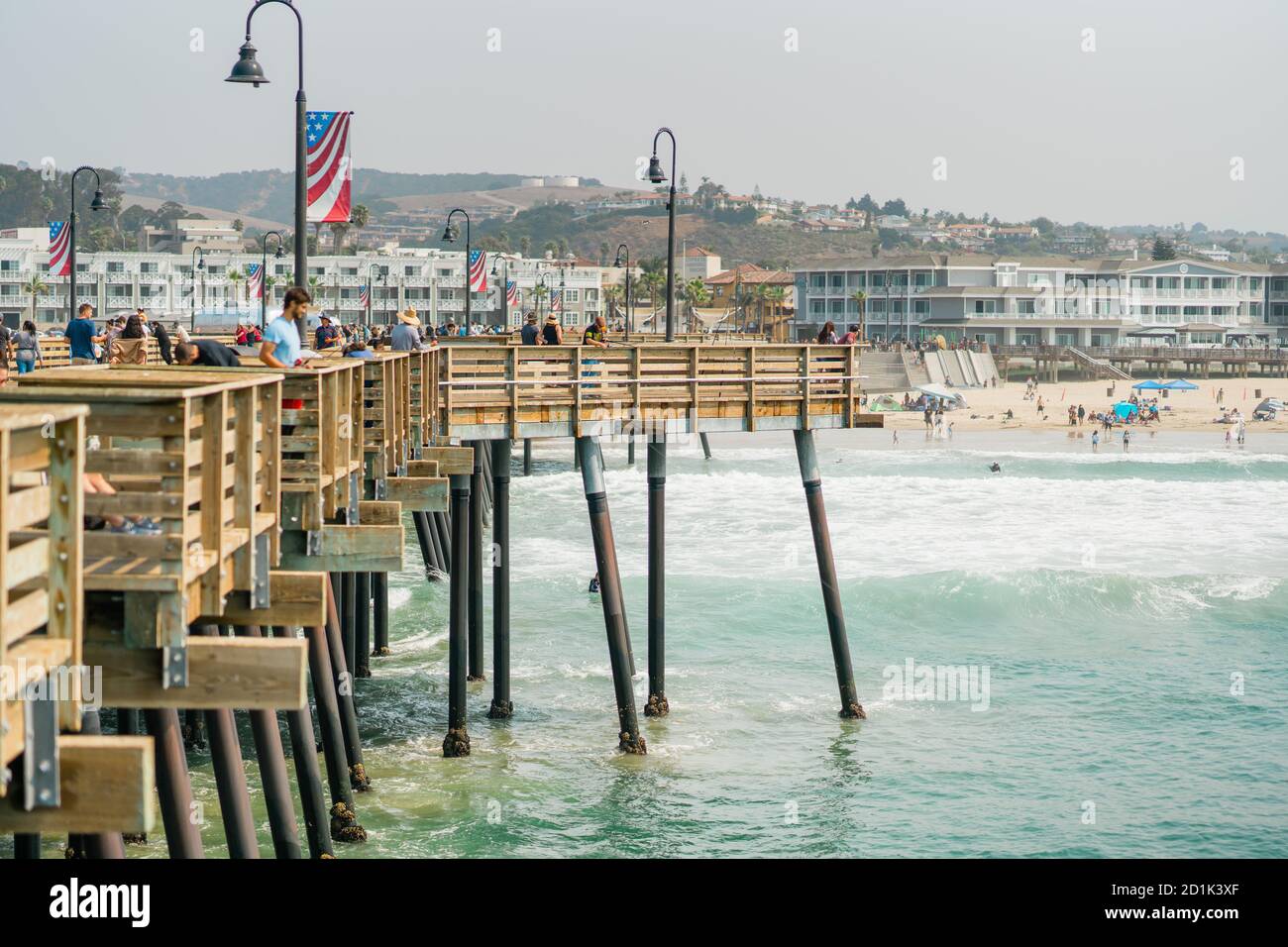 Pismo Beach, California/USA - 4. Oktober 2020 Pismo Beach, wunderschöne Strandstadt an der Küste von Zentralkalifornien. Hölzerner Pier mit Spaziergänger, sandiger b Stockfoto