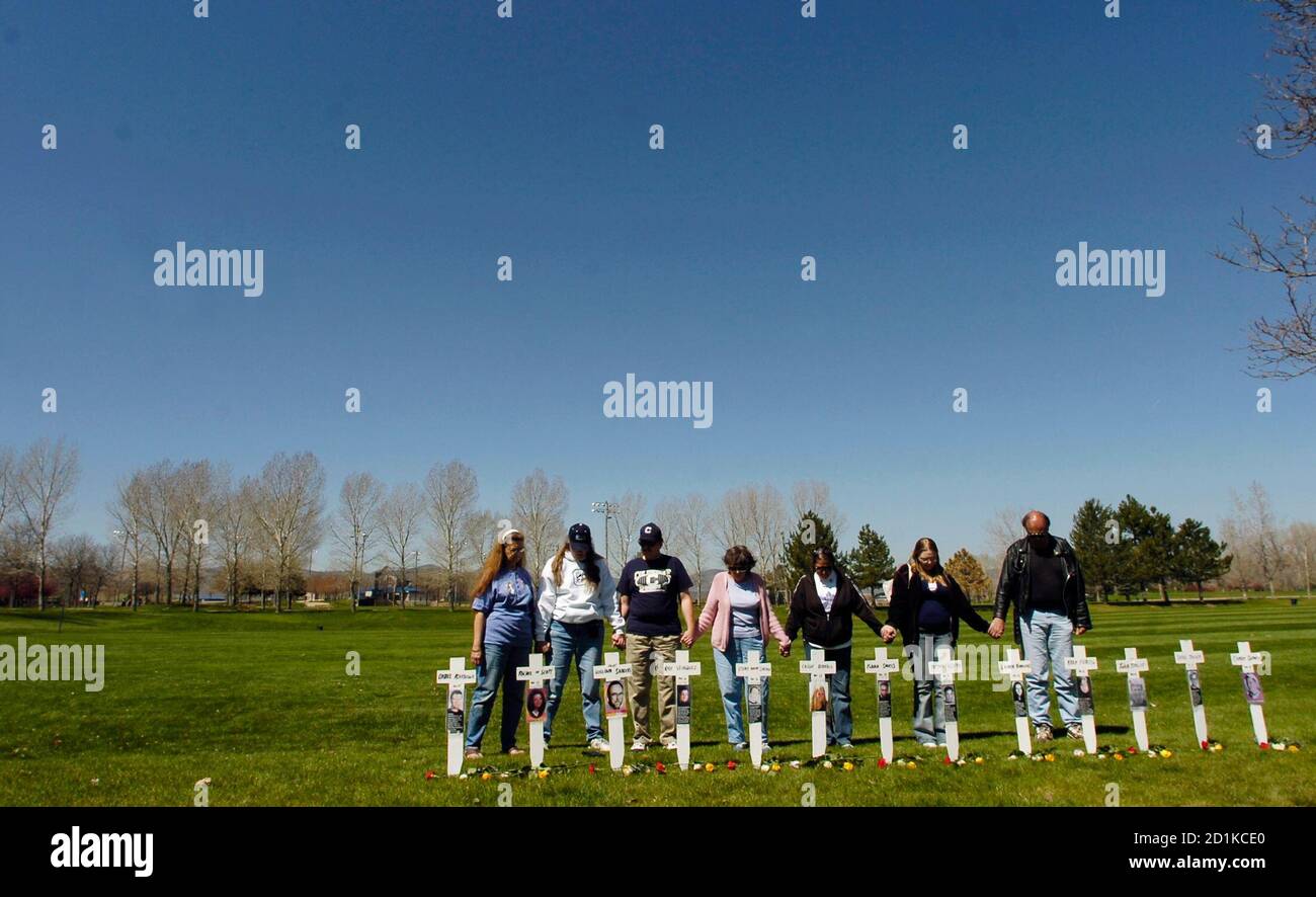 Die Gedenkstatte Fur Die Opfer Der Columbine High School Massenerschiessungen In Littleton Colorado Das Denkmal Ehrt Die 12 Schuler Und Ein Lehrer Am 20 April Getotet 1999 Von Shootern Eric Harris Und