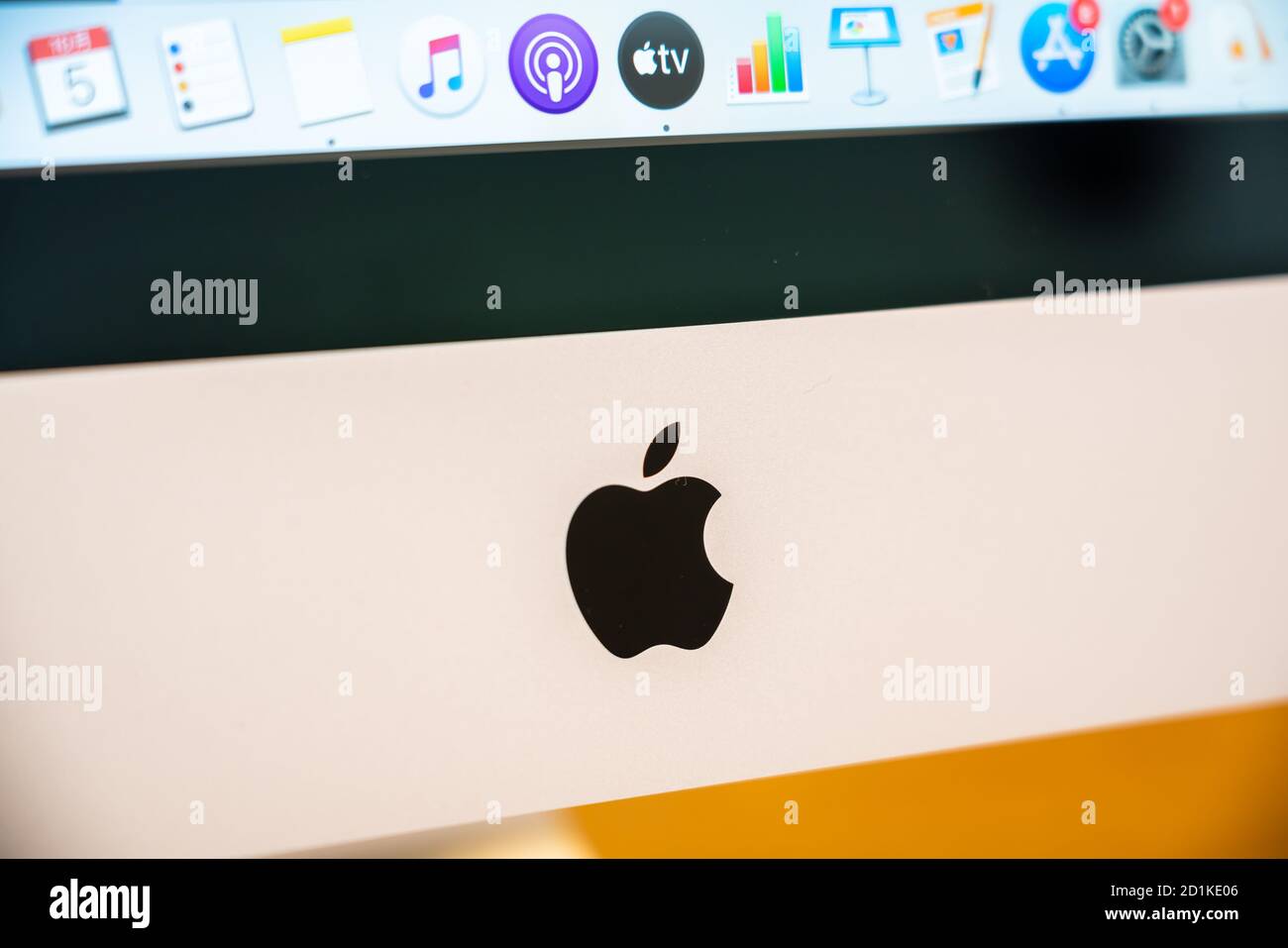 Shenzhen, China. Oktober 2020. Ein Apple-Logo auf einem iMac in einem Apple-Einzelhandelsgeschäft in Shenzhen. Kredit: SOPA Images Limited/Alamy Live Nachrichten Stockfoto