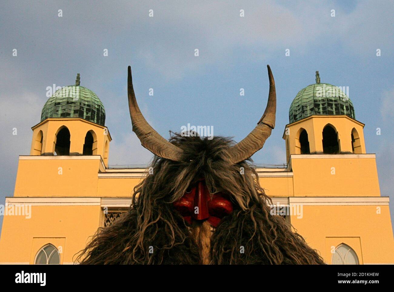 Ein ungarischer Mann trägt eine Maske während der traditionellen Buso Karneval in Mohacs, Südungarn 22. Februar 2009. Bei den Buso-Karneval dauert sechs Tage, Einheimische zu begraben, der Winter und die Partei vor Beginn der Fastenzeit. Der Legende nach half die Masken einheimische verscheuchen die Türken im 16. Jahrhundert. REUTERS/Karoly Arvai (Ungarn) Stockfoto