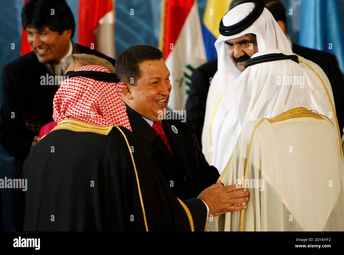 Venezuelas President Hugo Chavez (C) spricht mit Saudi Arabien King Abdullah (R) und Emir Scheich Hamad bin Khalifa al-Thani (R, oben) am Ende der Eröffnungssitzung des zweiten Gipfel der arabischen und südamerikanischen Ländern in Doha 31. März 2009. REUTERS/Ahmed Jadallah (Katar Politik) Stockfoto