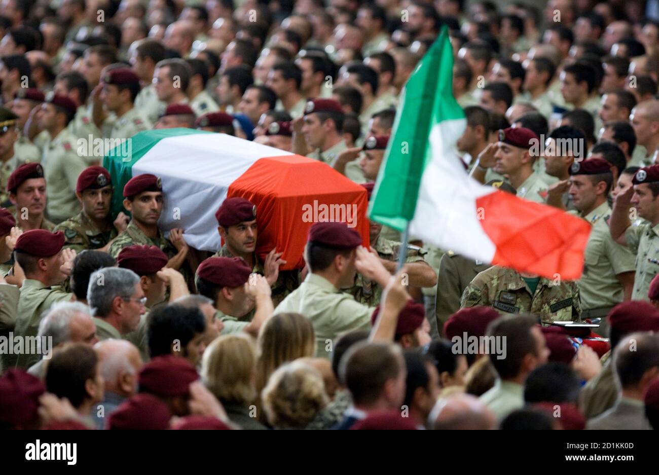 Italienische Soldaten tragen den Sarg eines der sechs italienischen Soldaten in Afghanistan getötet, als die Italien Nationalflagge während einer Trauerfeier in Saint Paul Basilika in Rom 21. September 2009 fliegt. Italien will seine Truppen aus Afghanistan abzuziehen "so bald wie möglich" aber wird nicht einseitig die Entscheidung treffen, sagte Berlusconi am Donnerstag. REUTERS/Alessandro Bianchi (Italien Politik Konflikt Nachruf Bilder des Tages) Stockfoto