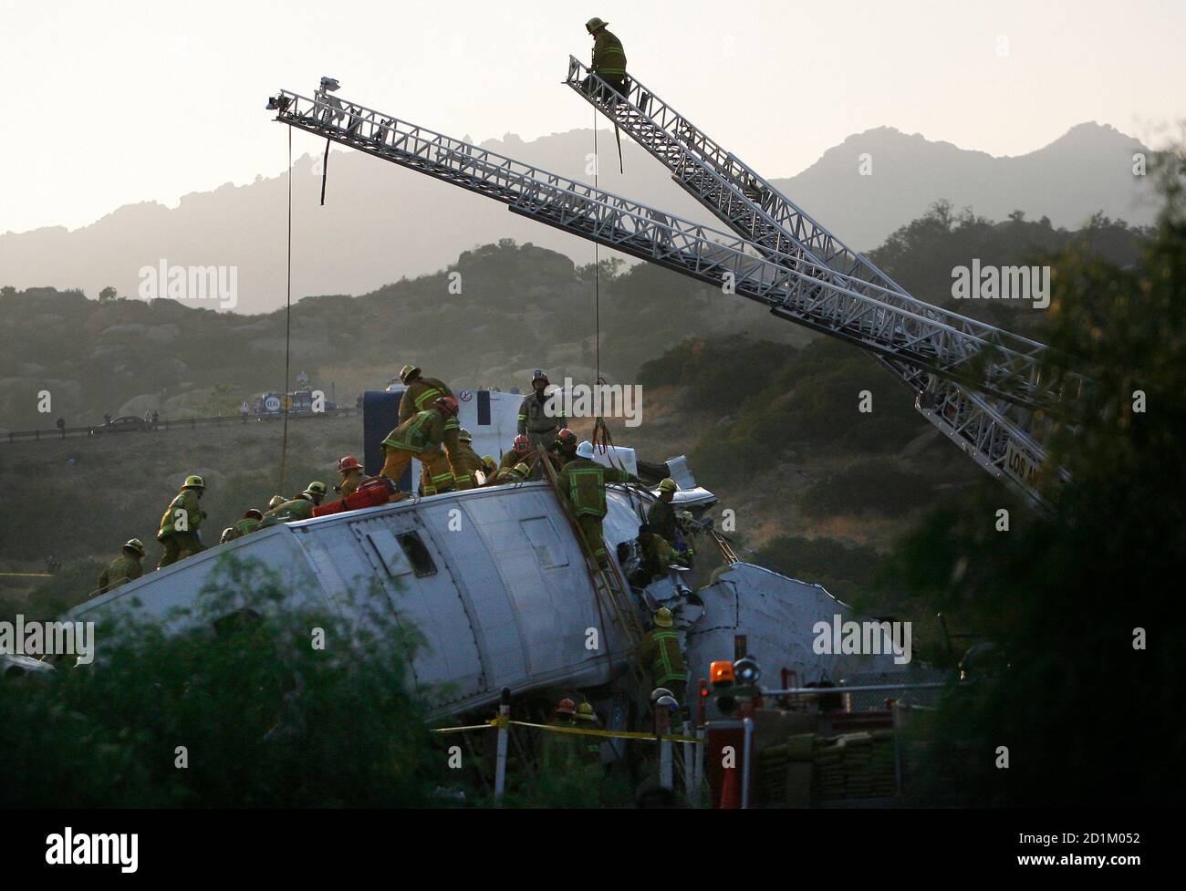 Feuerwehrleute arbeiten, um Opfer zu retten, nachdem ein Metrolink-Pendlerzug auf dem Weg von Los Angeles Union Station nach Oxnard mit einem Güterzug in der Gegend von Chatsworth kollidierte, 12. September 2008. Laut der Feuerwehr von Los Angeles arbeiten über 300 Feuerwehrleute daran, Flammen zu entfachen und Opfer zu retten. REUTERS/Gus Ruelas (USA) Stockfoto