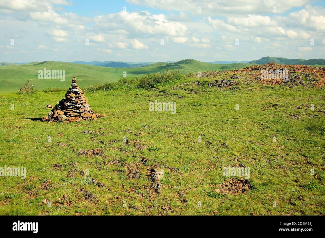 Ein heiliger Steinhaufen auf einem hohen Hügel, umgeben von Bergen. Chakassien, Südsibirien, Russland. Stockfoto