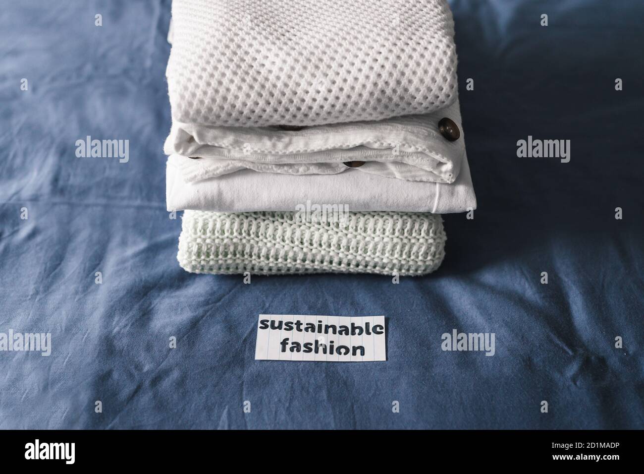Ethische Marken und Fair-Trade-Konzept, Haufen von Kleidung mit Sustainable Fashion Label Stockfoto