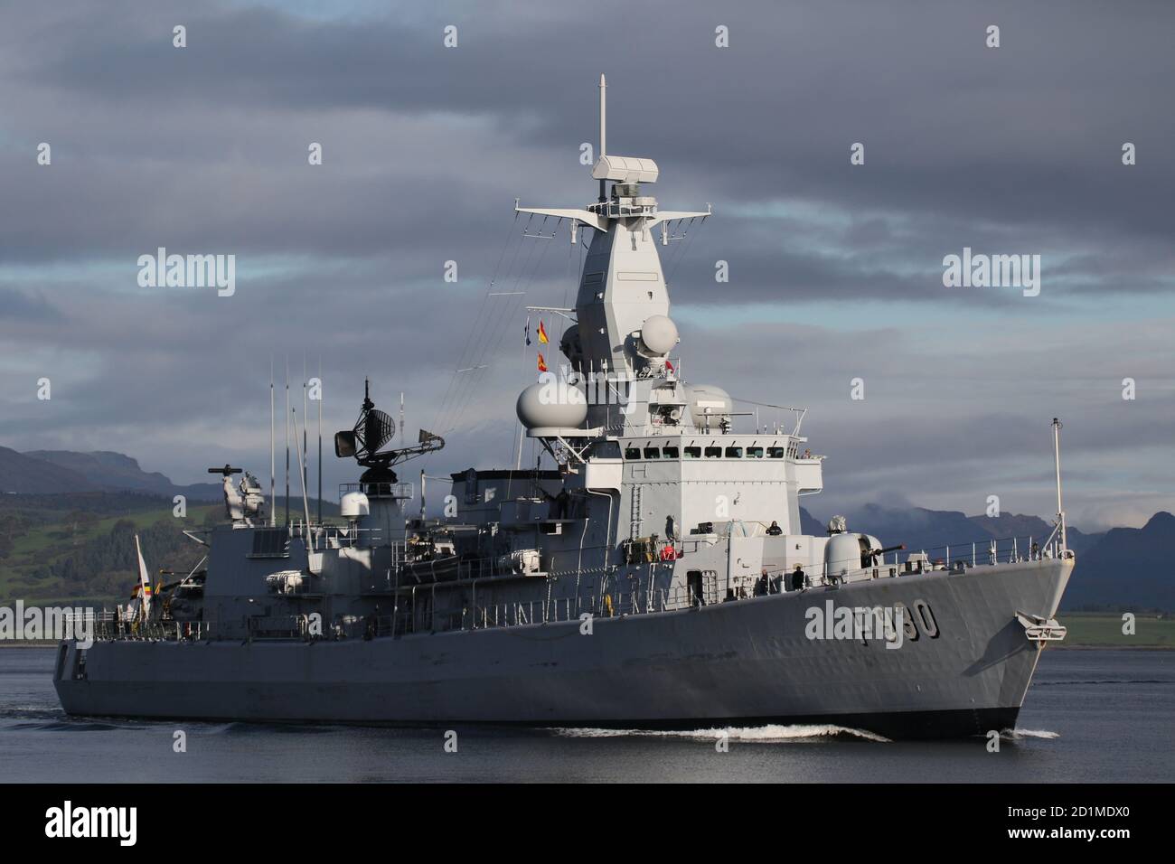 BNS Leopold I (F930), eine von der belgischen Marine betriebene Fregatte der Karel-Klasse, die Greenock bei ihrer Ankunft zur Übung Joint Warrior 20 passiert. Stockfoto