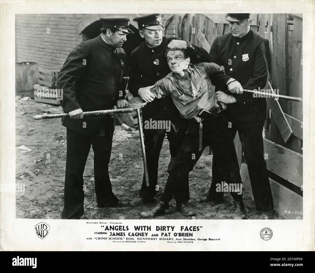 FRANKIE BURKE als junger Rocky Sullivan von der Polizei in ENGELN MIT SCHMUTZIGEN GESICHTERN gefangen 1938 Regisseur MICHAEL CURTIZ Warner Bros. Stockfoto