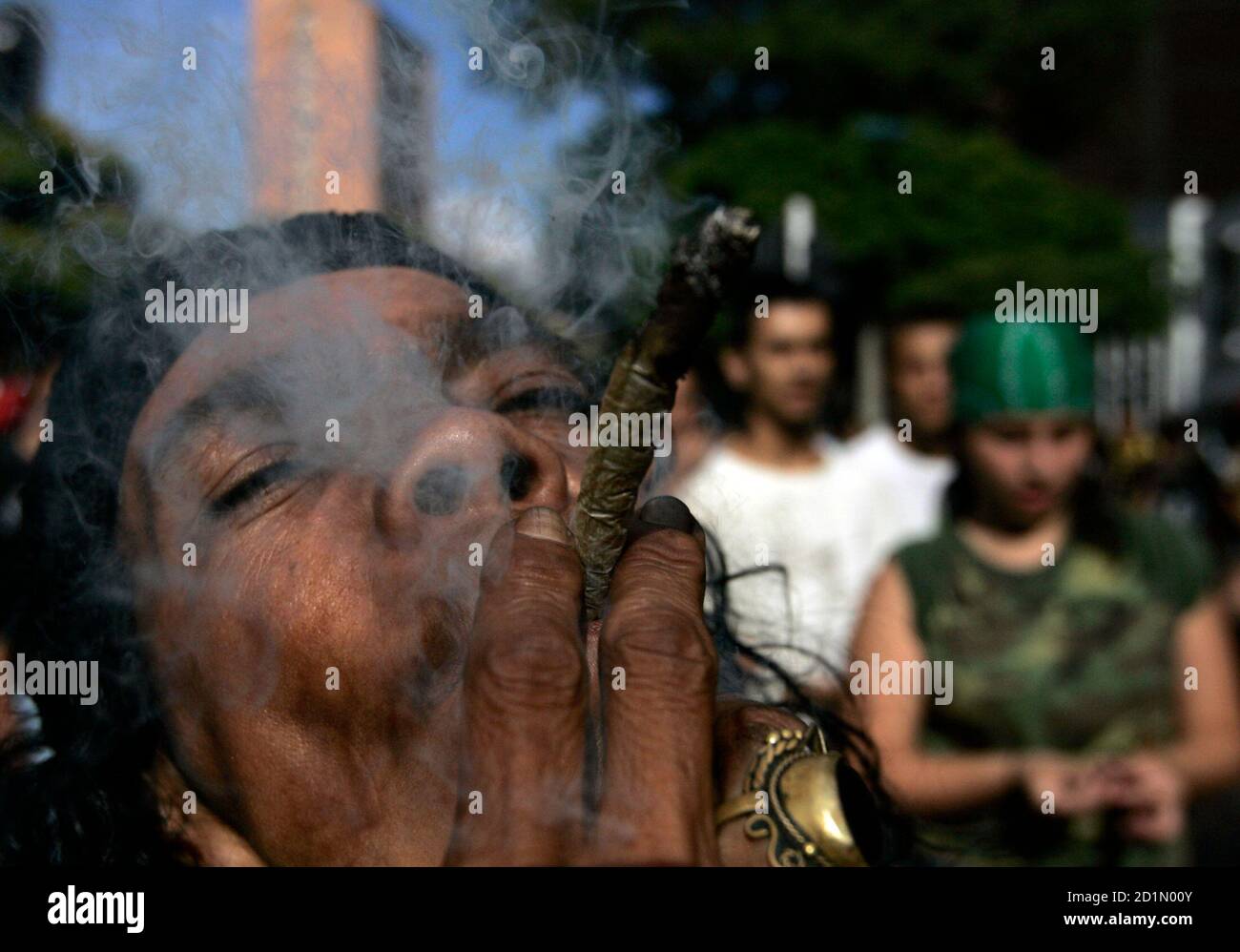 Ein Demonstrant raucht Marihuana während einer Demonstration gegen die Strafen für den Konsum geringer Mengen von Drogen in Medellin 8. Mai 2010.  Die Regierung schlägt eine Sanktion für die Verwendung von mehr als 20 Gramm Marihuana und ein Gramm Kokain.  REUTERS/Fredy Builes (Kolumbien - Tags: Politik-Gesellschaft) Stockfoto