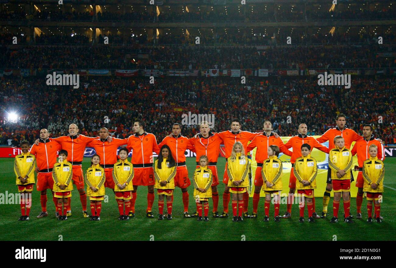 Niederländische Spieler singen die Nationalhymne vor ihrem WM-Finale 2010  gegen Spanien im Soccer City Stadion in Johannesburg am 11. Juli 2010.  REUTERS/Jerry Lampen (SÜDAFRIKA - Tags: FUSSBALL-WELTMEISTERSCHAFT  Stockfotografie - Alamy