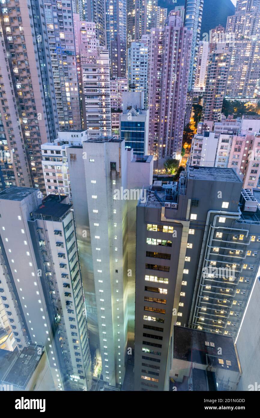 Hochhäuser in Hongkong in der Abenddämmerung. Stockfoto