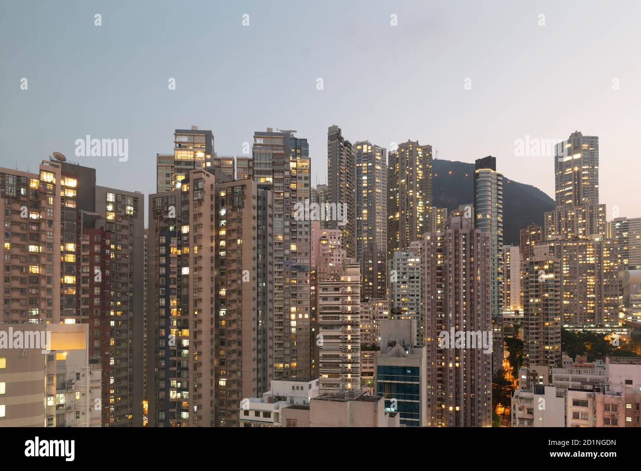 Hochhäuser in Hongkong in der Abenddämmerung. Stockfoto