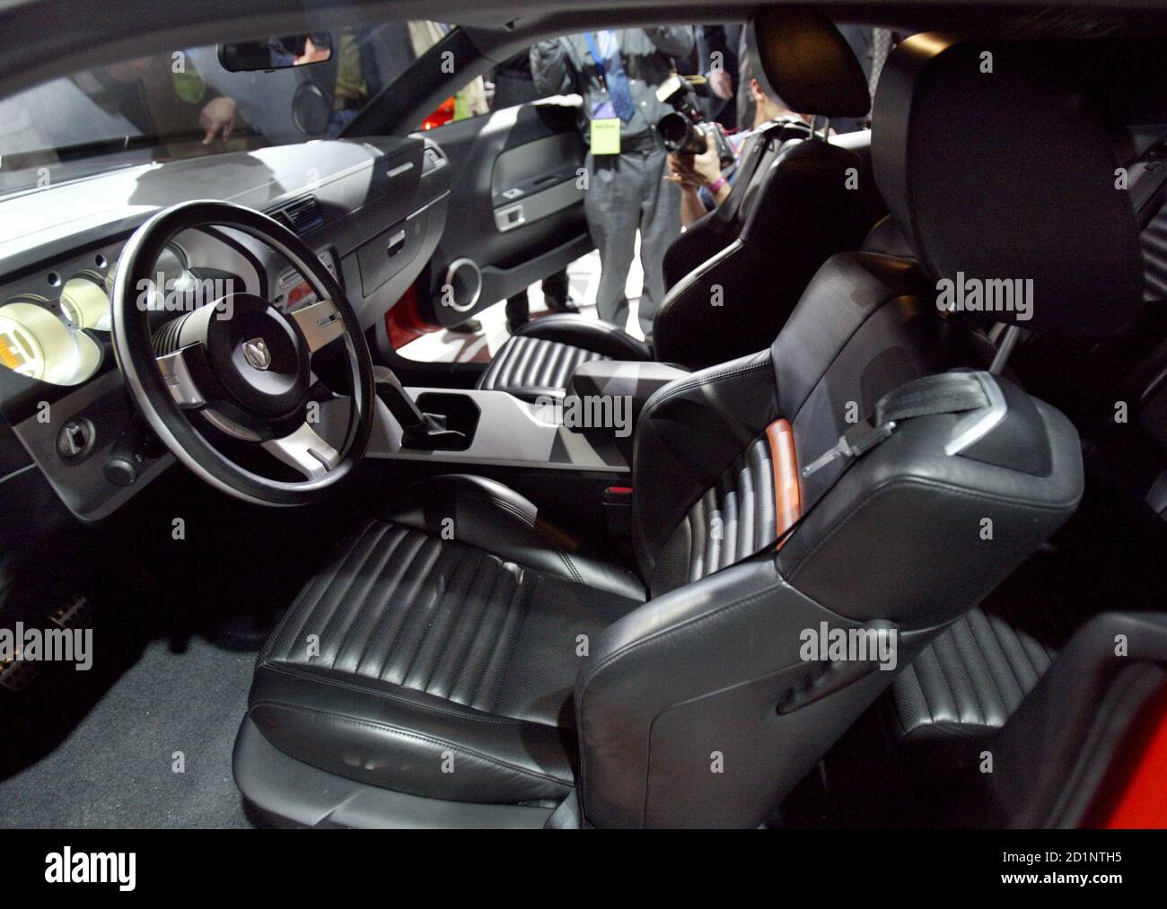 Das Innere des Retro-Stil Dodge Challenger Concept Car, mit gerippten Leder Sitzflächen ist 8. Januar 2006 auf eine Medien-Vorschau auf der North American International Auto Show in Detroit, Michigan, USA, vorgestellt. REUTERS/J.P. Moczulski Stockfoto