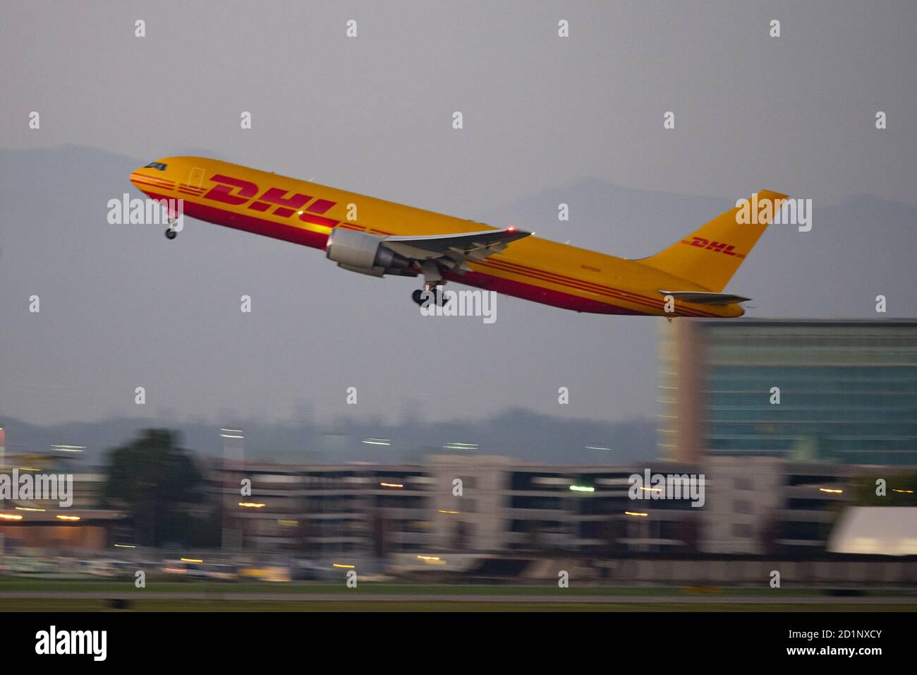 Richmond, British Columbia, Kanada. Oktober 2020. Ein Kalitta Air Boeing 767-300ER(BDSF) Frachtjet (N276CK), lackiert in DHL Lackierung, hebt in der Dämmerung vom Vancouver International Airport ab. Quelle: Bayne Stanley/ZUMA Wire/Alamy Live News Stockfoto