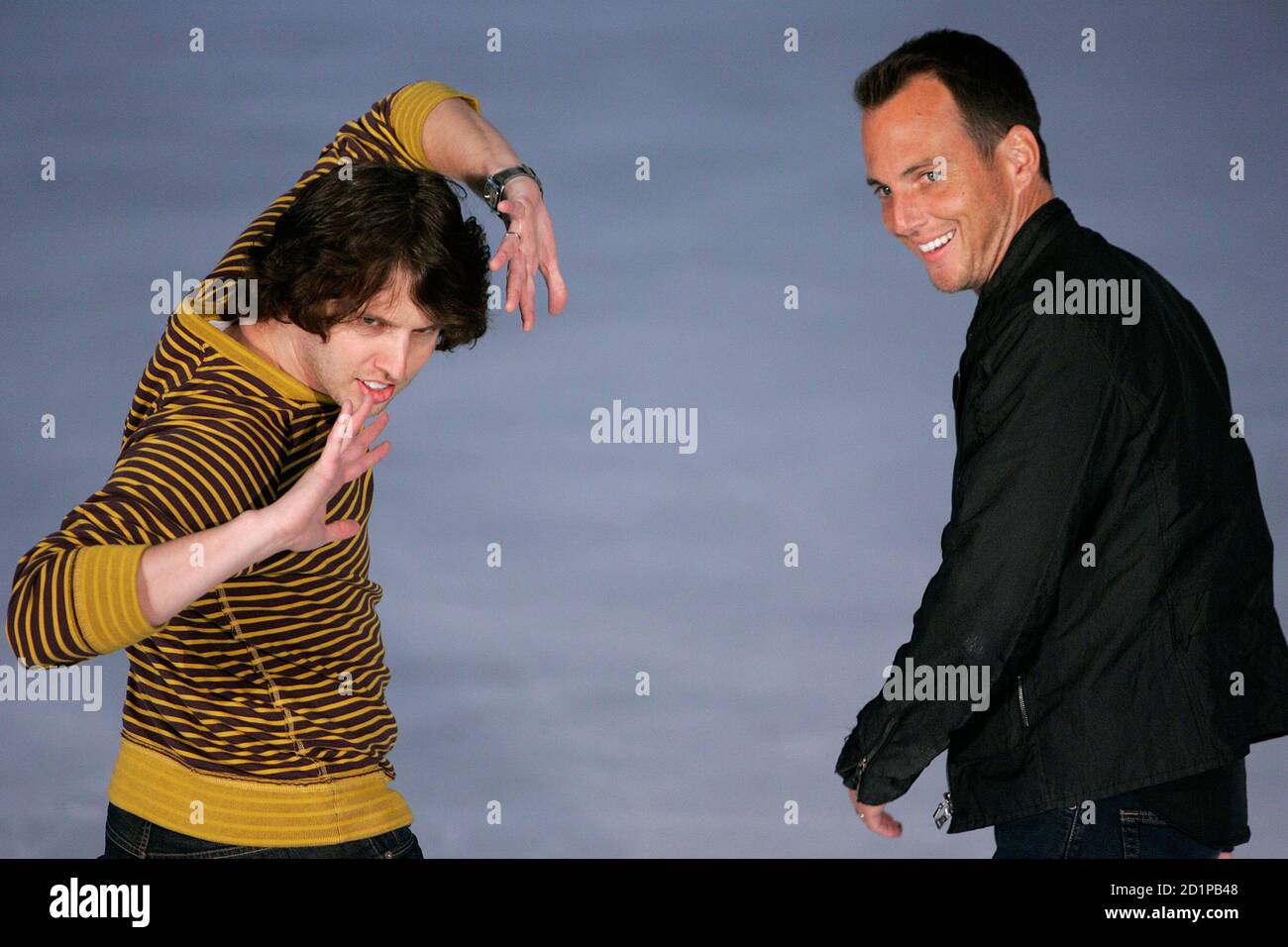 Schauspieler Jon Heder (L) und Will Arnett posieren für Fotografen während einer Medien Gelegenheit in eine Eislaufbahn, ihren Film "Blades of Glory" in Sydney 6. Juni 2007 zu fördern. REUTERS/Tim Wimborne (Australien) Stockfoto