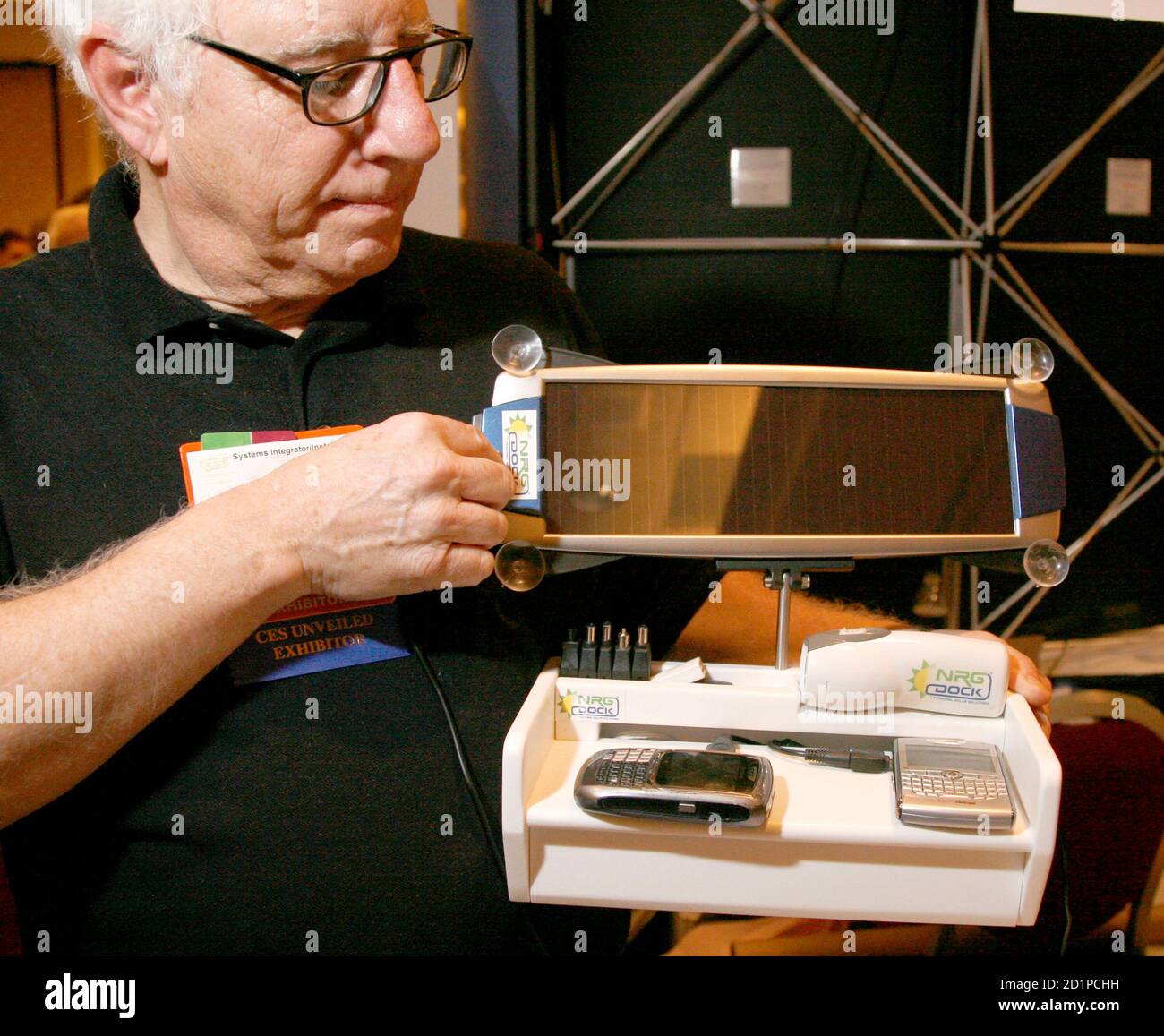 Jay Leboff, Erfinder Des Nrg Docks, Zeigt Das Gerät Etwa Auf Den Markt Der  Consumer Electronics Show Ces Enthüllt Veranstaltung In Las Vegas, Nevada  5. Januar 2008 Getroffen. Das Gerät Ermöglicht Den
