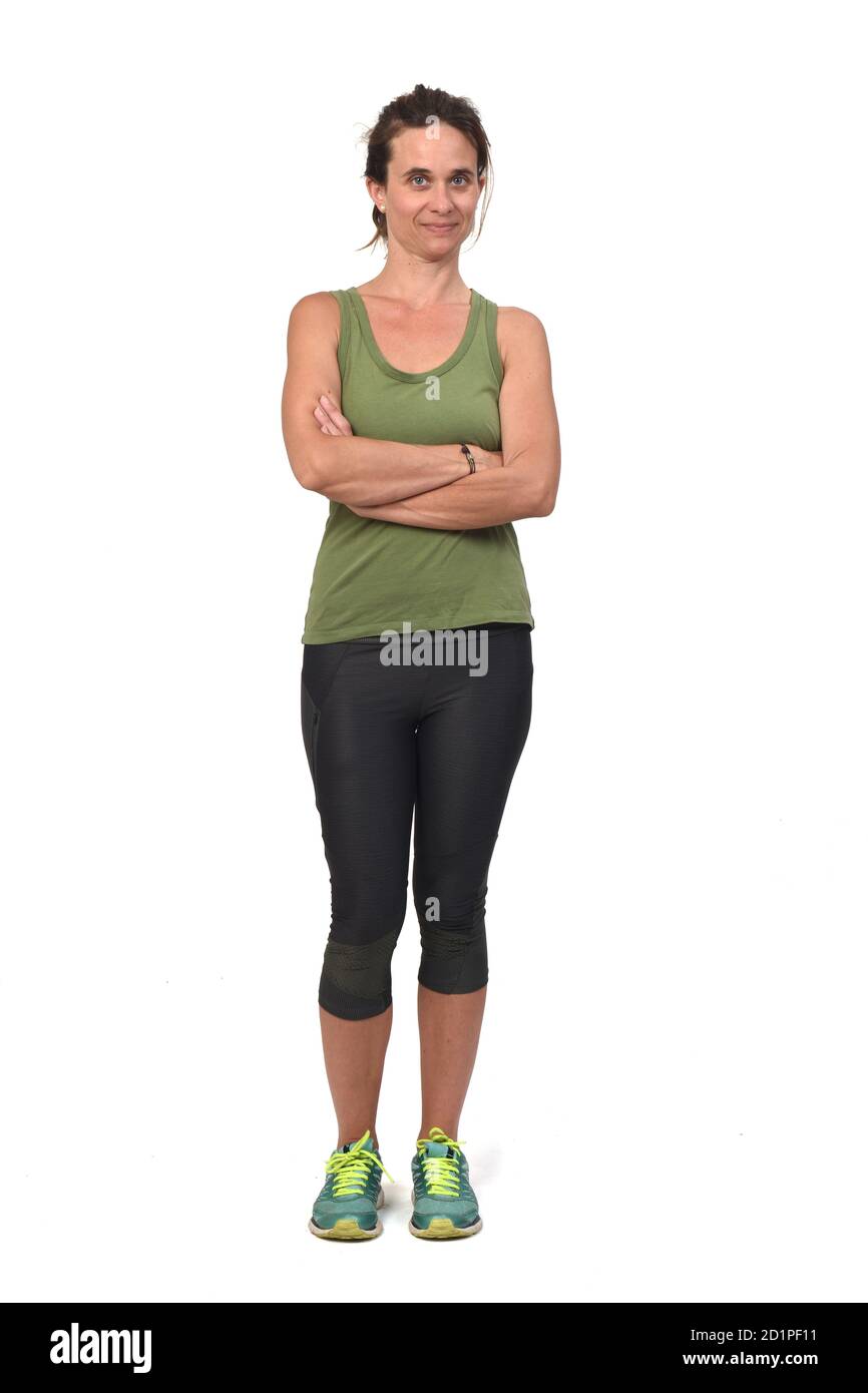 Vorderansicht der Frau mit Sportbekleidung auf weißem Hintergrund, Arme gekreuzt Stockfoto