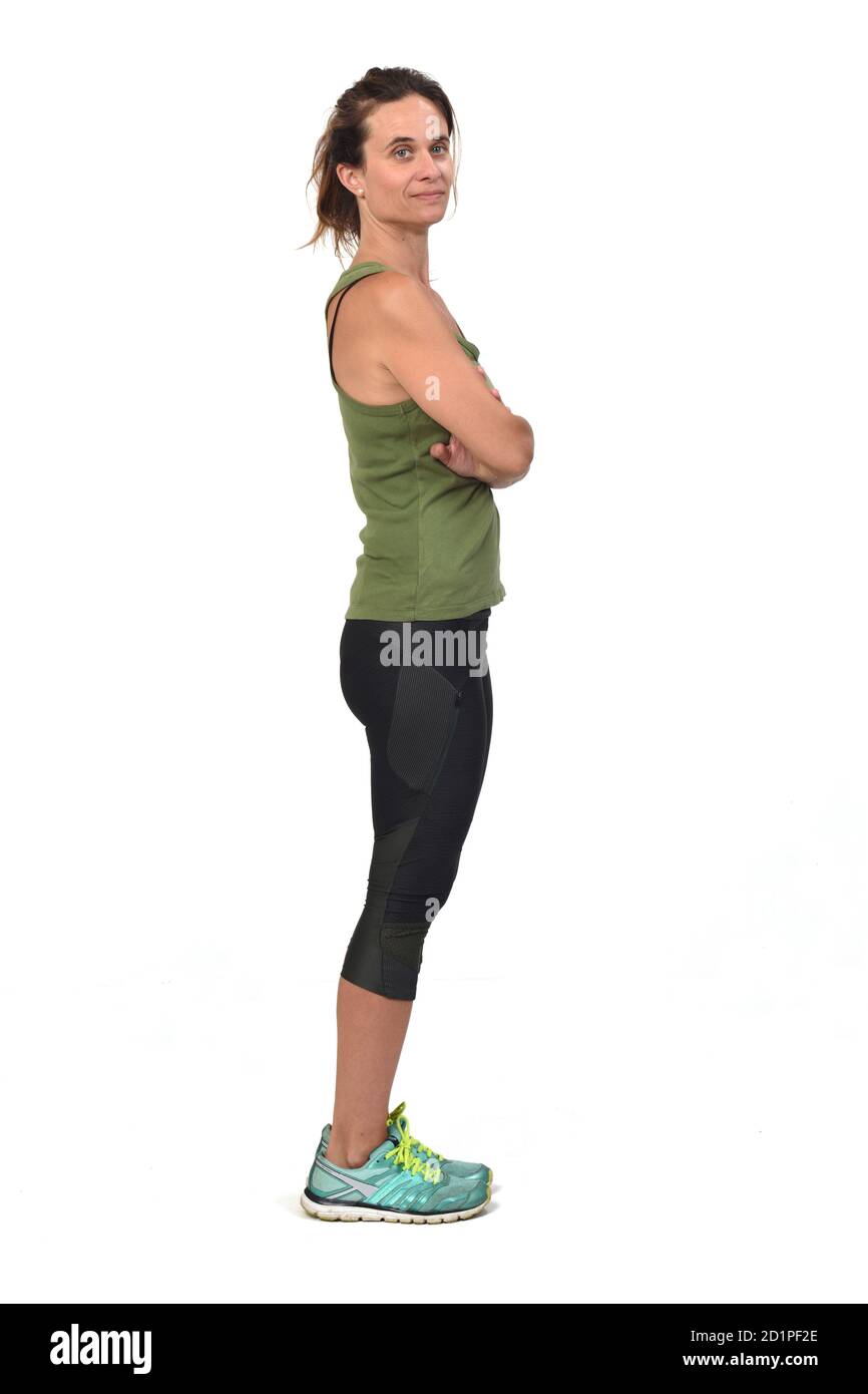 Frau mit Sportbekleidung auf weißem Hintergrund, Arme gekreuzt Stockfoto