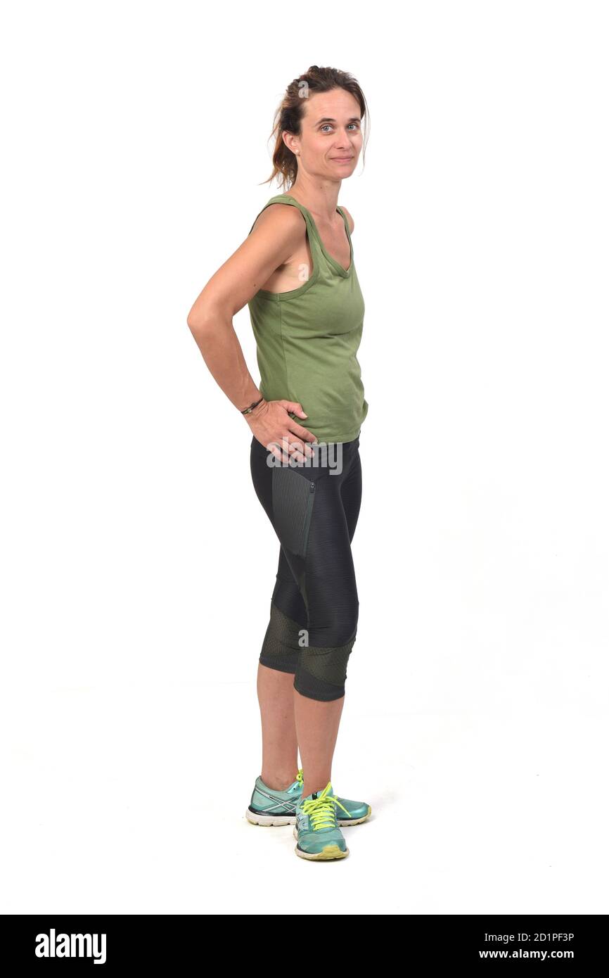 Frau mit Sportbekleidung auf weißem Hintergrund, Hand auf Hüfte Stockfoto