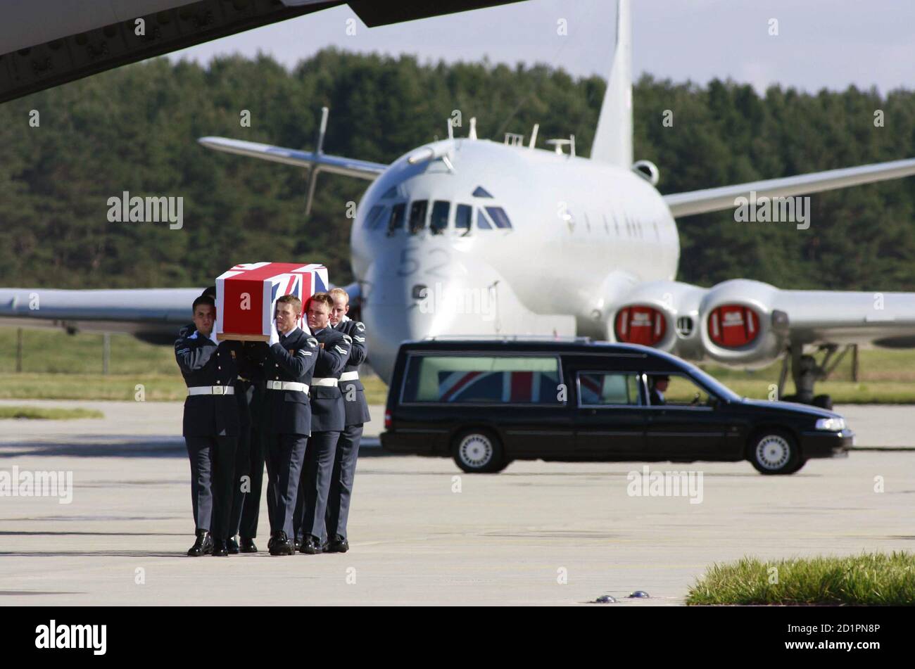 Ein Sarg Erfolgt Im Rahmen Einer Feierstunde Fur Die 14 Britischen Servicepersonal Eine Raf Nimrod Spion Flugzeugabsturz In Afghanistan An Raf Kinloss Luftwaffenbasis In Schottland 12 September 2006 Verstorbenen Reuters Derek Ironside Newsline