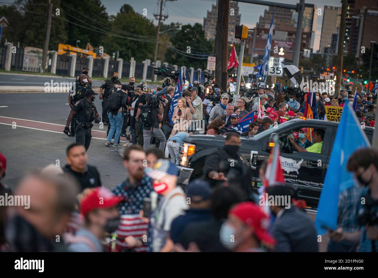 Unterstützer von US-Präsident Donald Trump zeigen ihre Unterstützung vor dem Walter Reed National Military Medical Center am 5. Oktober 2020 in Bethesda, MD USA Stockfoto