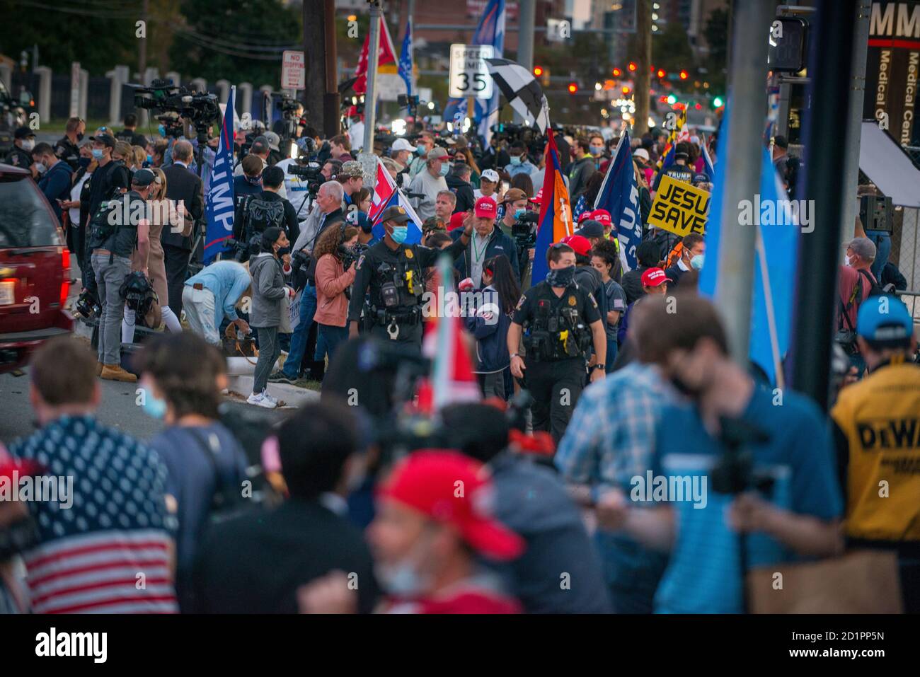 Unterstützer von US-Präsident Donald Trump zeigen ihre Unterstützung vor dem Walter Reed National Military Medical Center. 05. Oktober 2020. Bethesda, MD USA. Stockfoto