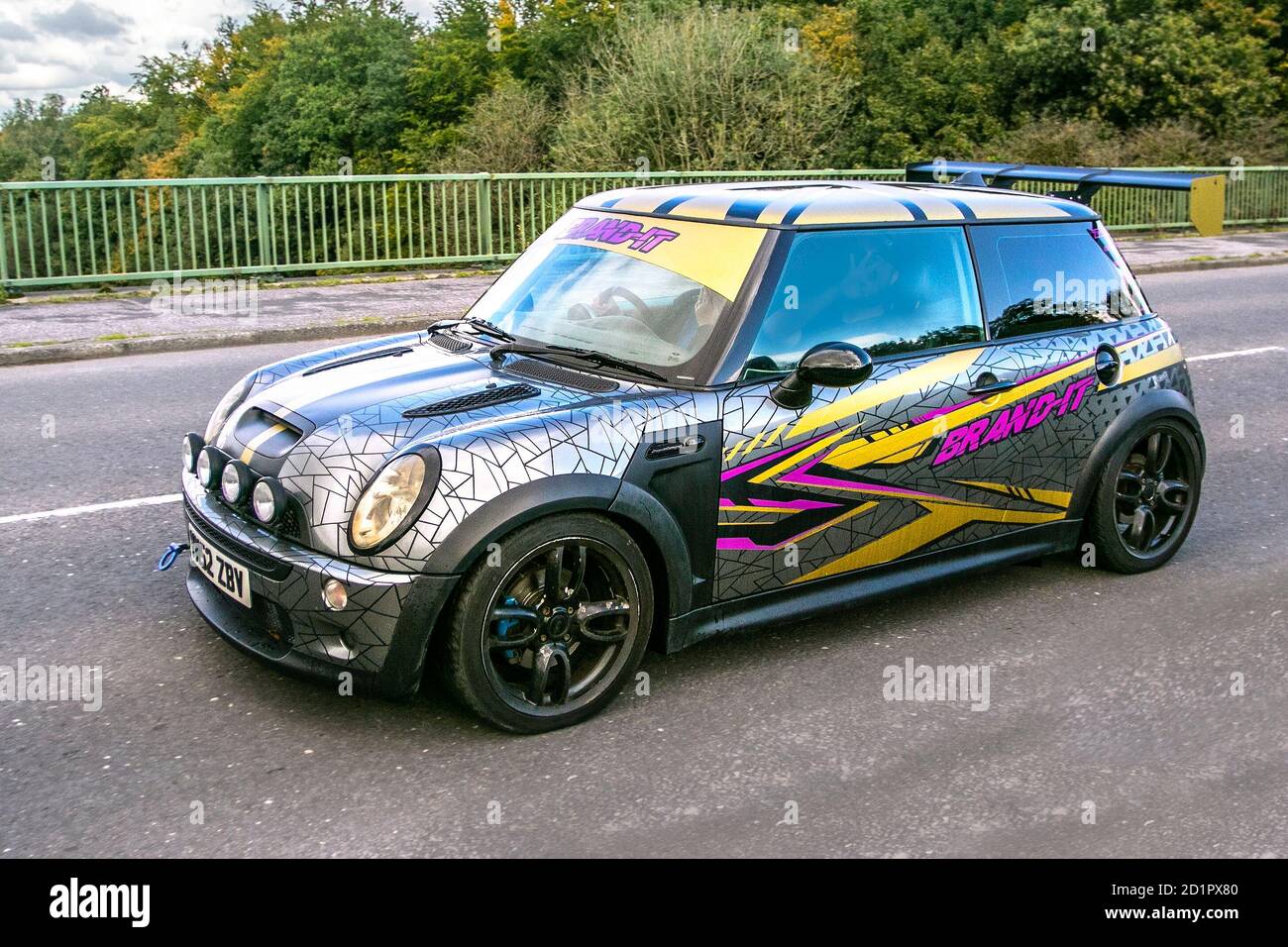 2002 Graue Custom 'Brand IT' Mini Cooper S; Fahrzeugverkehr, Fahrzeuge bewegen, Autos, Fahrzeug fahren auf britischen Straßen, Motoren, Autofahren auf dem britischen Autobahnnetz. Stockfoto