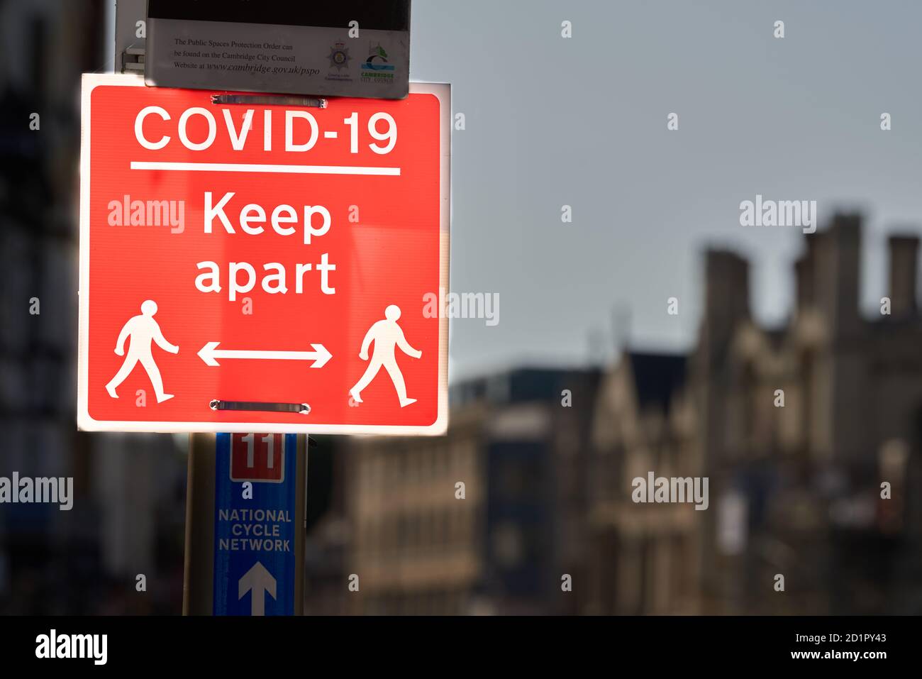 Hinweis auf einem Beitrag in Cambridge, England, über die Aufrechterhaltung eines sicheren sozialen Abstand von 2m aufgrund der Coronavirus-Epidemie, September 2020. Stockfoto