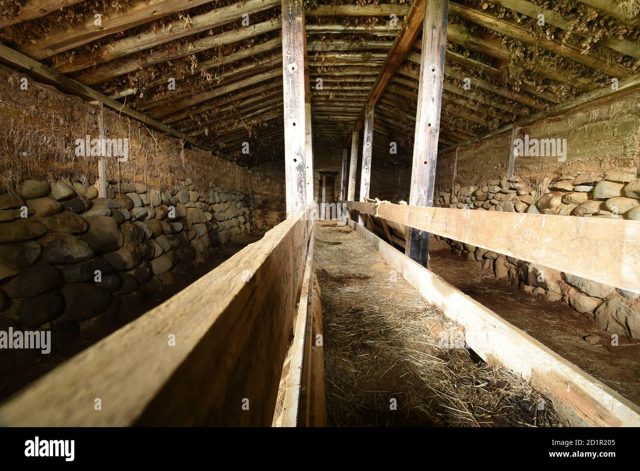 Innenansicht des alten Rasengaufenhauses auf dem Bauernhof Hjarðarhagi. Ostisland Stockfoto