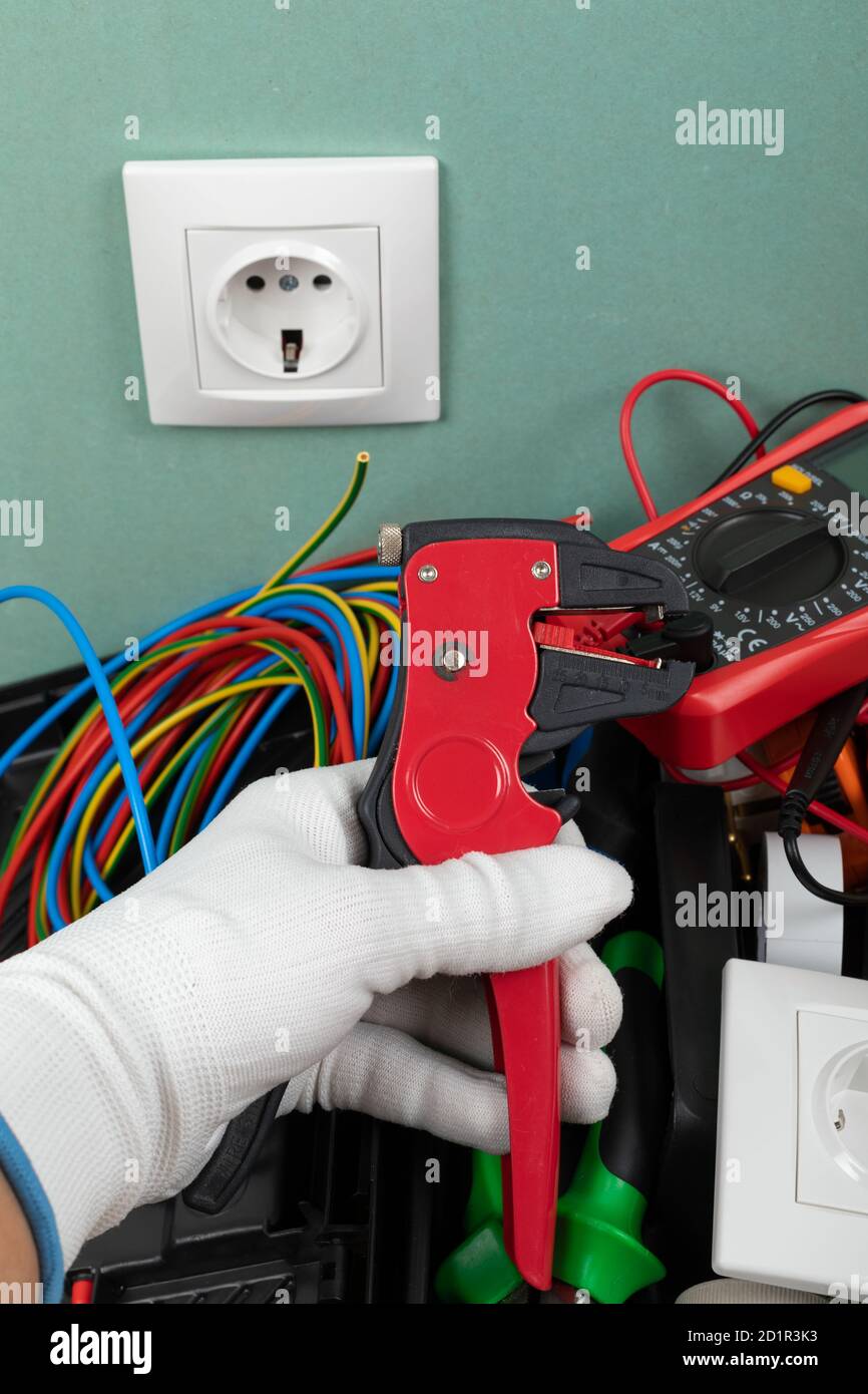 Werkzeuge für Elektriker Bedürfnisse: Abisolierer, Zangen, Kabel Stockfoto