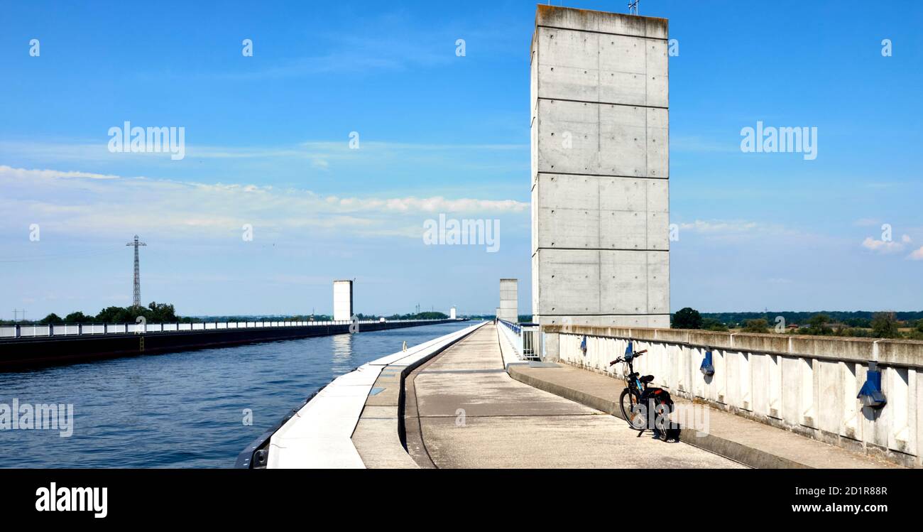 Magdeburg, 27. Juni 2020: Radfahrrad vor dem Kanalbecken über der elbe an der Wasserstraße Magdeburg Stockfoto