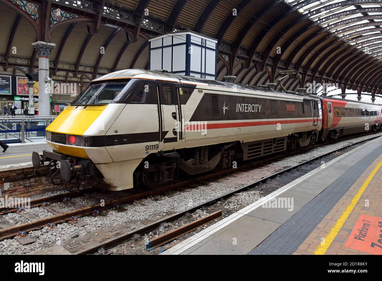 LNER Baureihe 91 elektrische Lokomotive 91119 Bounds Green in Großbritannien Bahn Intercity Lackierung am Bahnsteig am Bahnhof York Stockfoto