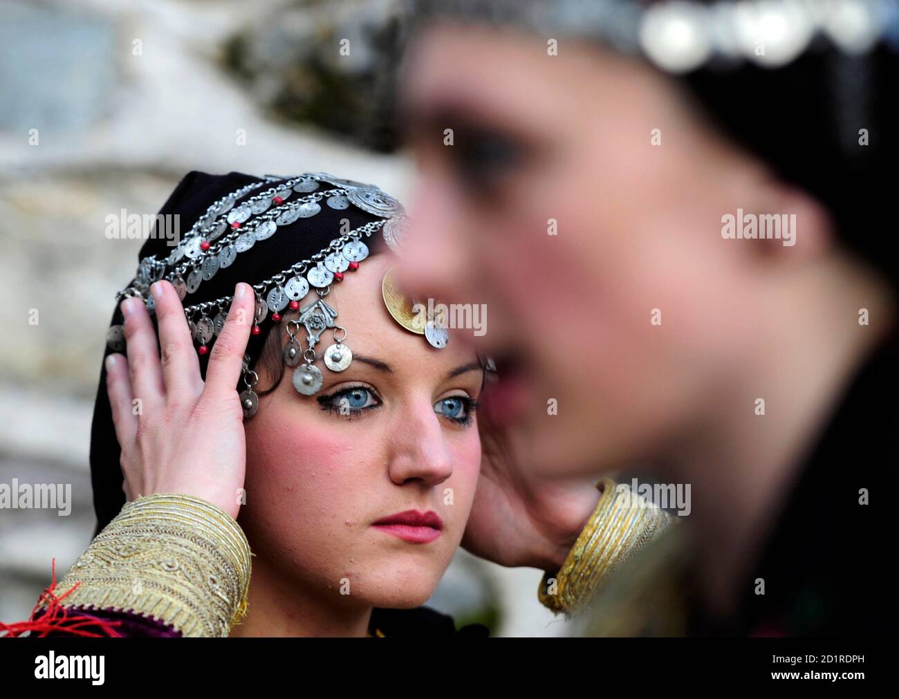 Frauen in Trachten nehmen an einer traditionellen Hochzeitszeremonie im Dorf Galicnik Teil, etwa 150 km (93 Meilen) westlich von Mazedoniens Hauptstadt Skopje, 11. Juli 2009. Die Galicnik-Hochzeit, eine dreitägige traditionelle mazedonische Hochzeitsfeier, die jedes "Petrovden" oder St. Peter's Day stattfindet, beinhaltet traditionelle Bräuche, Kostüme, Rituale und Tänze, die im Laufe der Jahrhunderte weitergegeben wurden. REUTERS/OGNEN TEOFILOVSKI (MAZEDONIEN KUNST KULTUR UNTERHALTUNG GESELLSCHAFT) Stockfoto