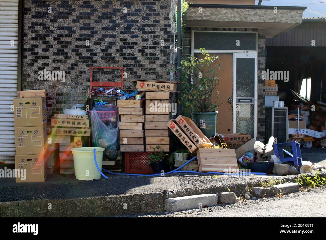 Unordentliche Sachen, die vor dem japanischen Haus in Beppu, Oita, gelagert wurden. Aufgenommen im November 2019. Stockfoto