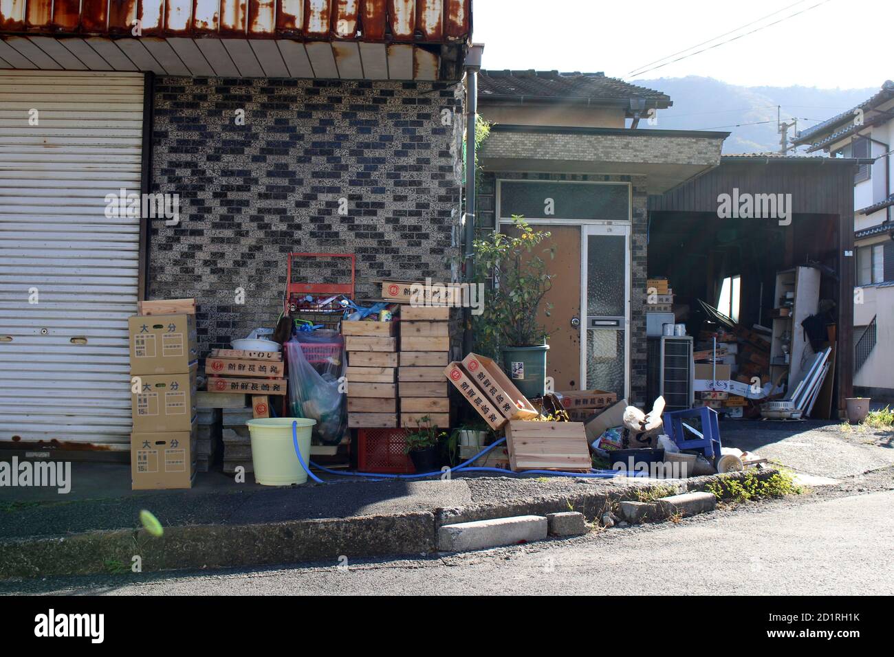 Unordentliche Sachen, die vor dem japanischen Haus in Beppu, Oita, gelagert wurden. Aufgenommen im November 2019. Stockfoto