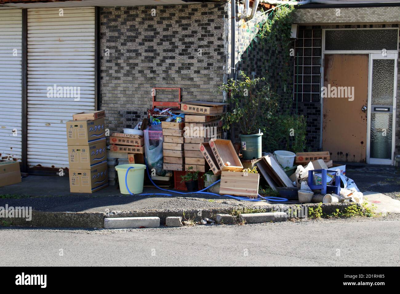 Unordentliche Sachen, die vor dem japanischen Haus in Beppu, Oita, gelagert wurden. Aufgenommen im November 2019. Stockfoto
