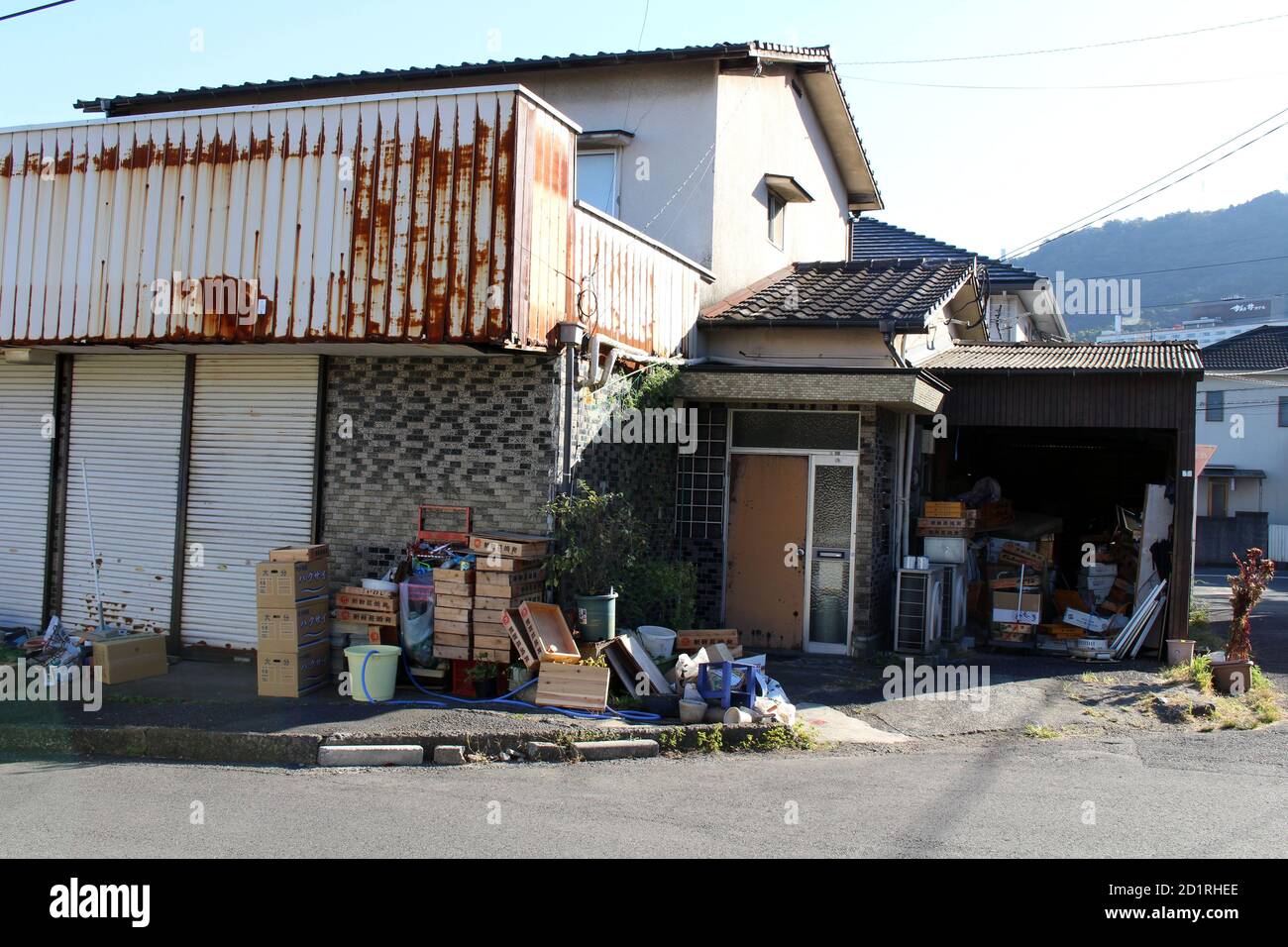 Nahaufnahme von unordentlichen Sachen, die vor dem japanischen Haus in Beppu gelagert wurden. Aufgenommen im November 2019. Stockfoto