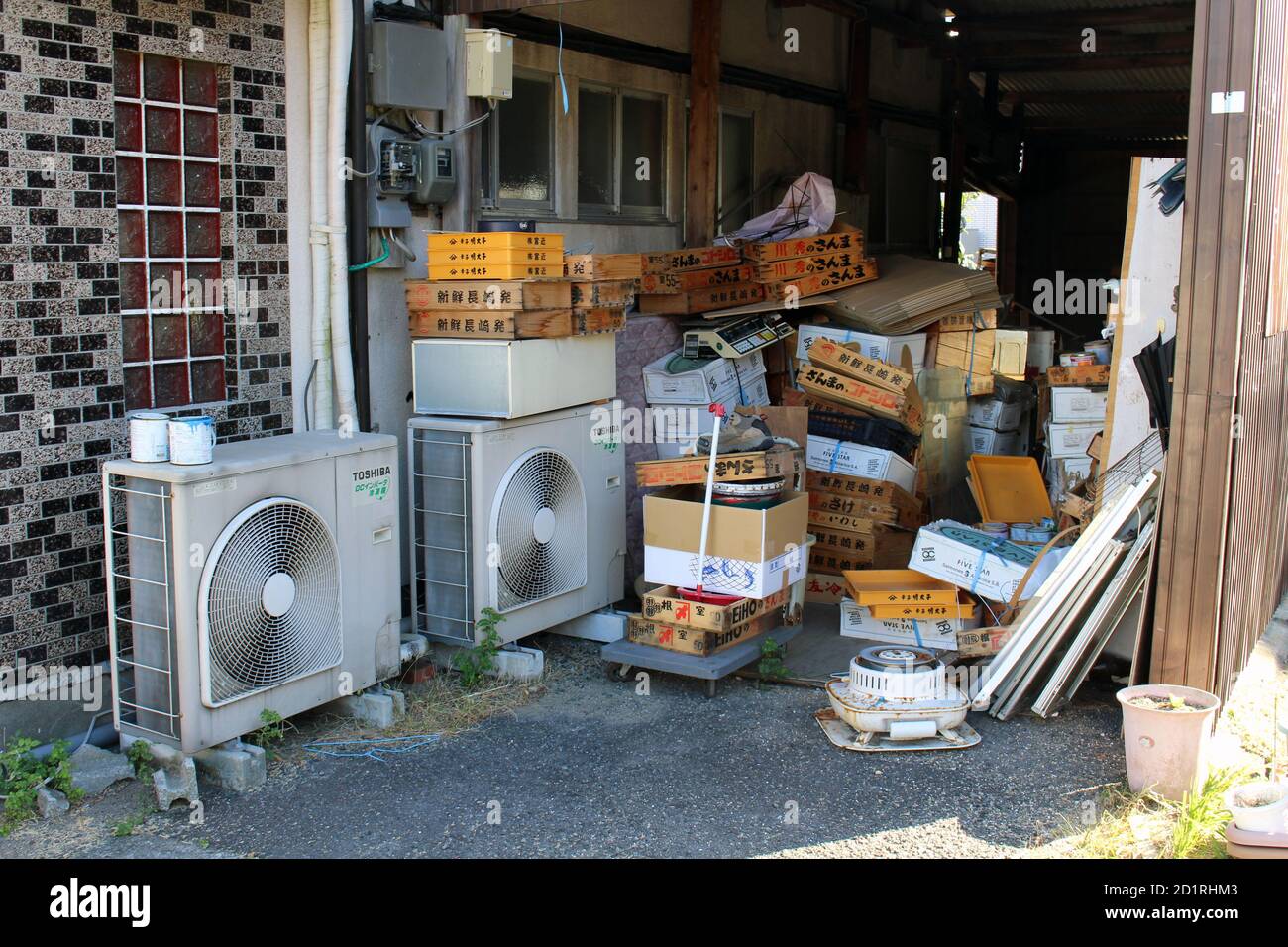 Nahaufnahme von unordentlichen Sachen, die vor dem japanischen Haus in Beppu gelagert wurden. Aufgenommen im November 2019. Stockfoto