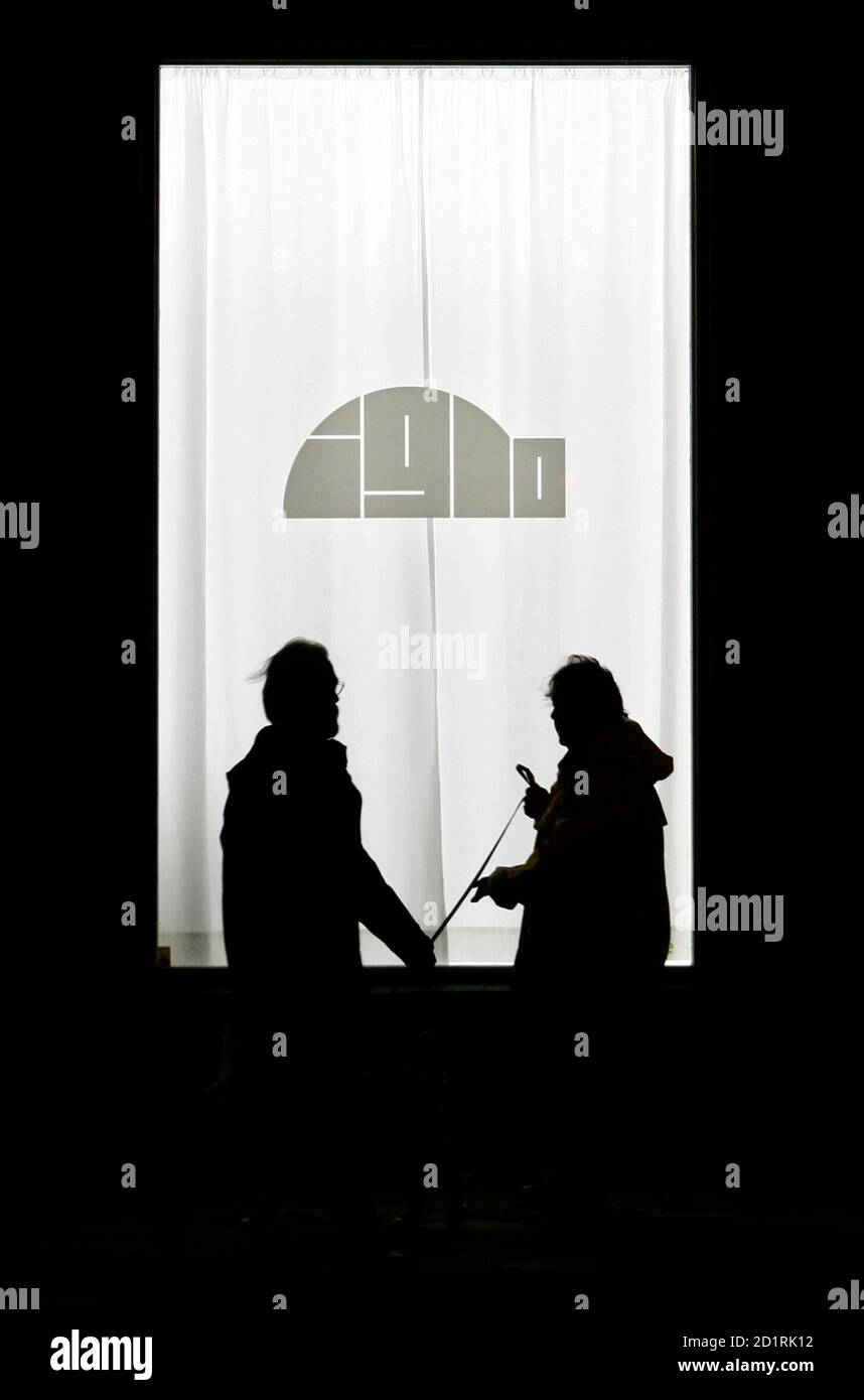 Anwohner gehen vorbei an die leuchtenden Fenster von Stockholms Iglo  Ljuscafe 12. Dezember 2006. Bild 12. Dezember 2006. Für die Freigabe mit  Funktion Schweden Licht REUTERS/Bob Strong Stockfotografie - Alamy