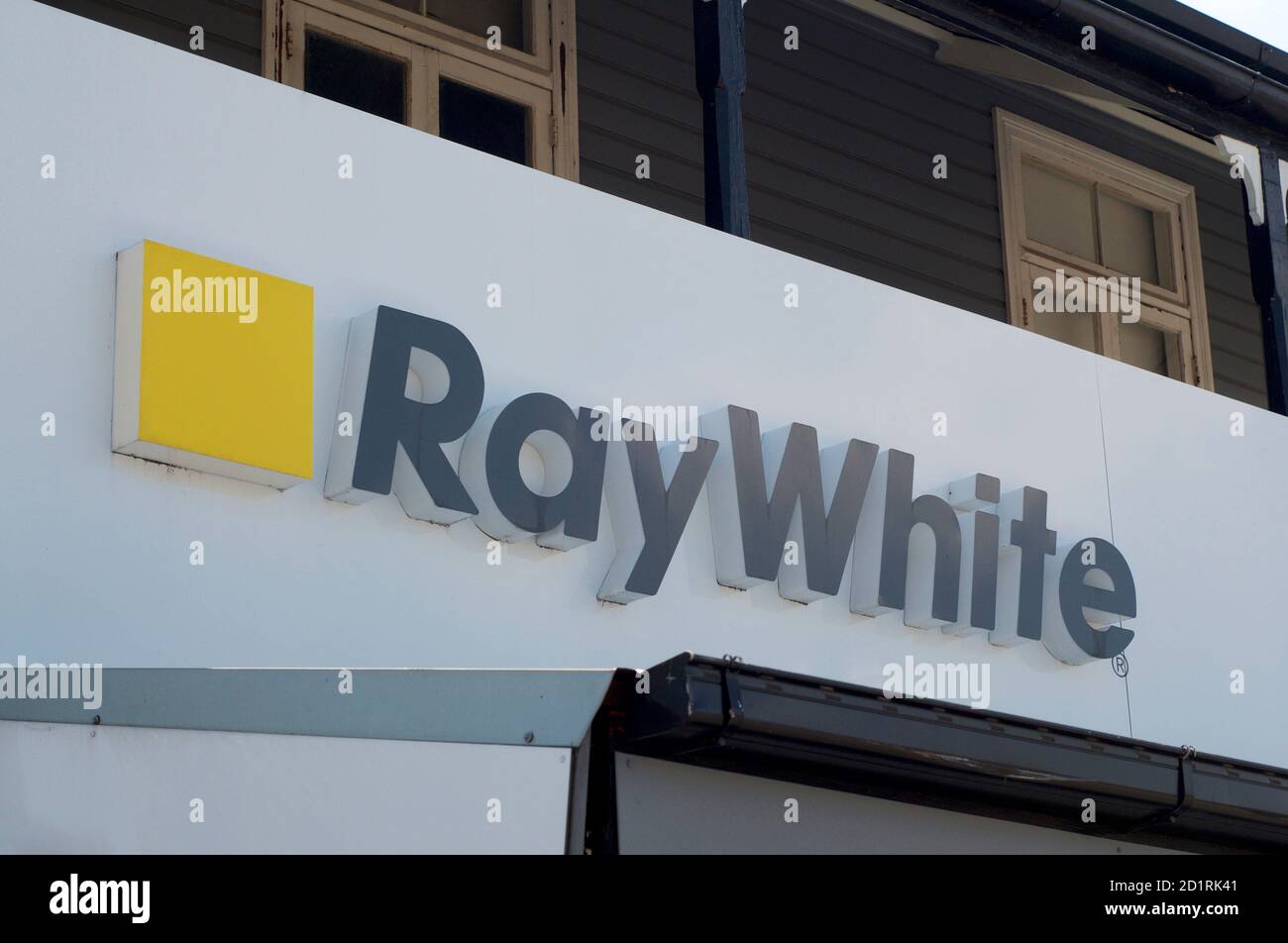 Brisbane, Queensland, Australien - 28. Februar 2020 : Blick auf das Ray White Immobilienschild, das an einem Gebäude in Brisbane hängt. Ray White ist australi Stockfoto