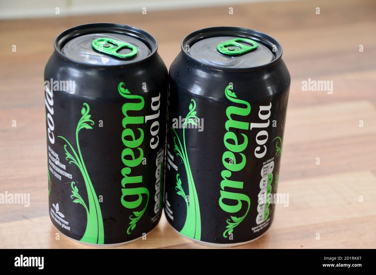 Green Cola Company Cola und Limonade kohlensäurehaltige Limonade Getränke in Blechdosen auf Arbeitsplatte london england GB Stockfoto