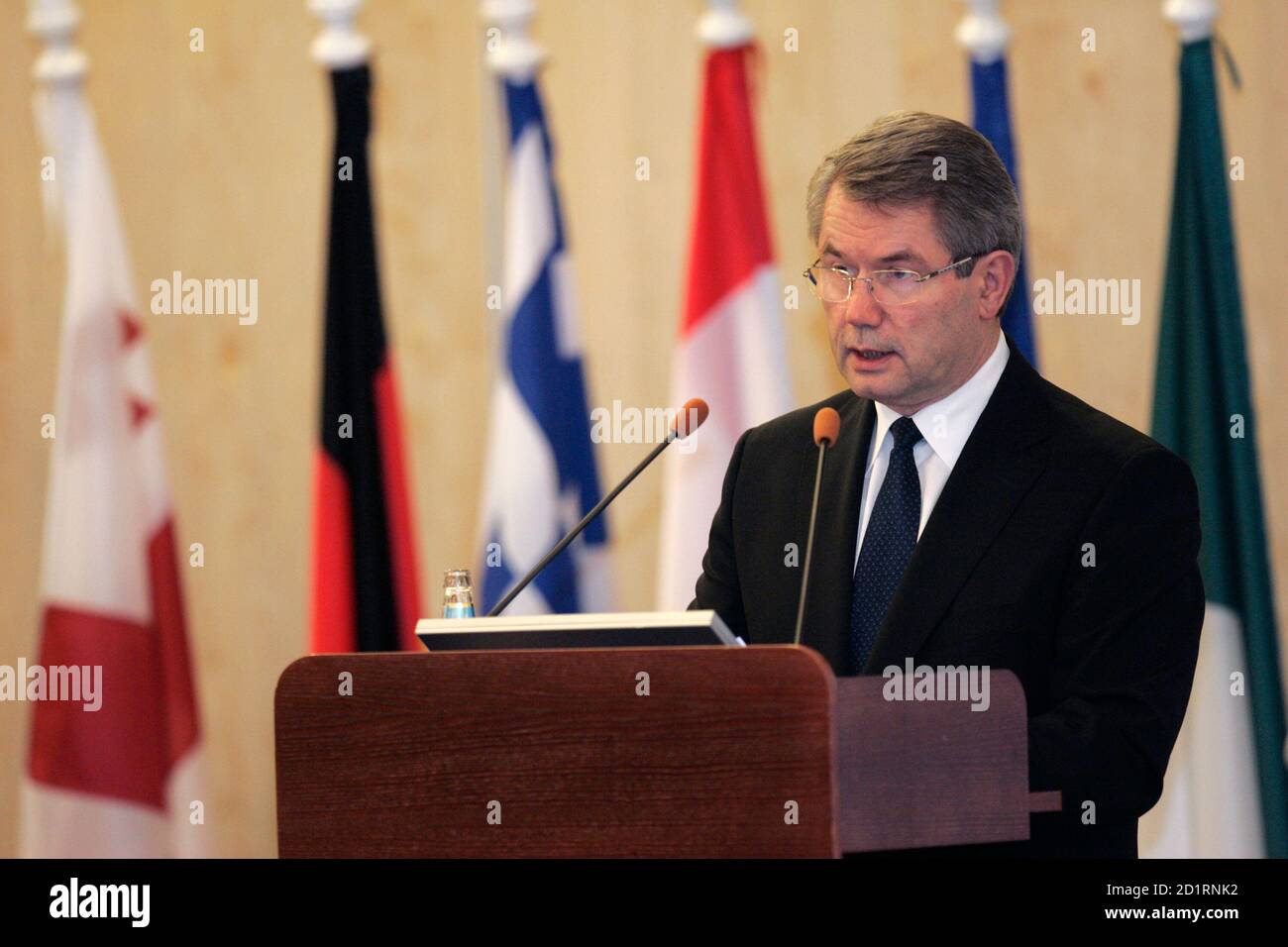 Die litauische Parlamentspräsident Viktoras Muntianas hält eine Rede anlässlich der internationalen Konferenz "The EU-Nachbarschaftspolitik - ein Europa mit gemeinsamen Werten" in Riga 23. November 2007. REUTERS/Ints Kalnins (Lettland) Stockfoto