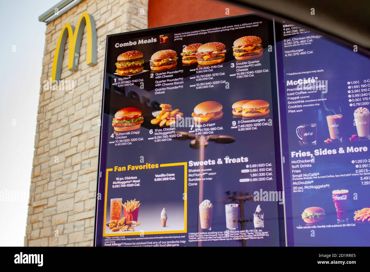 Drive-Thru-Menü mit Burger-Optionen bei einem McDonald's Fast Restaurant mit Speisen Stockfoto