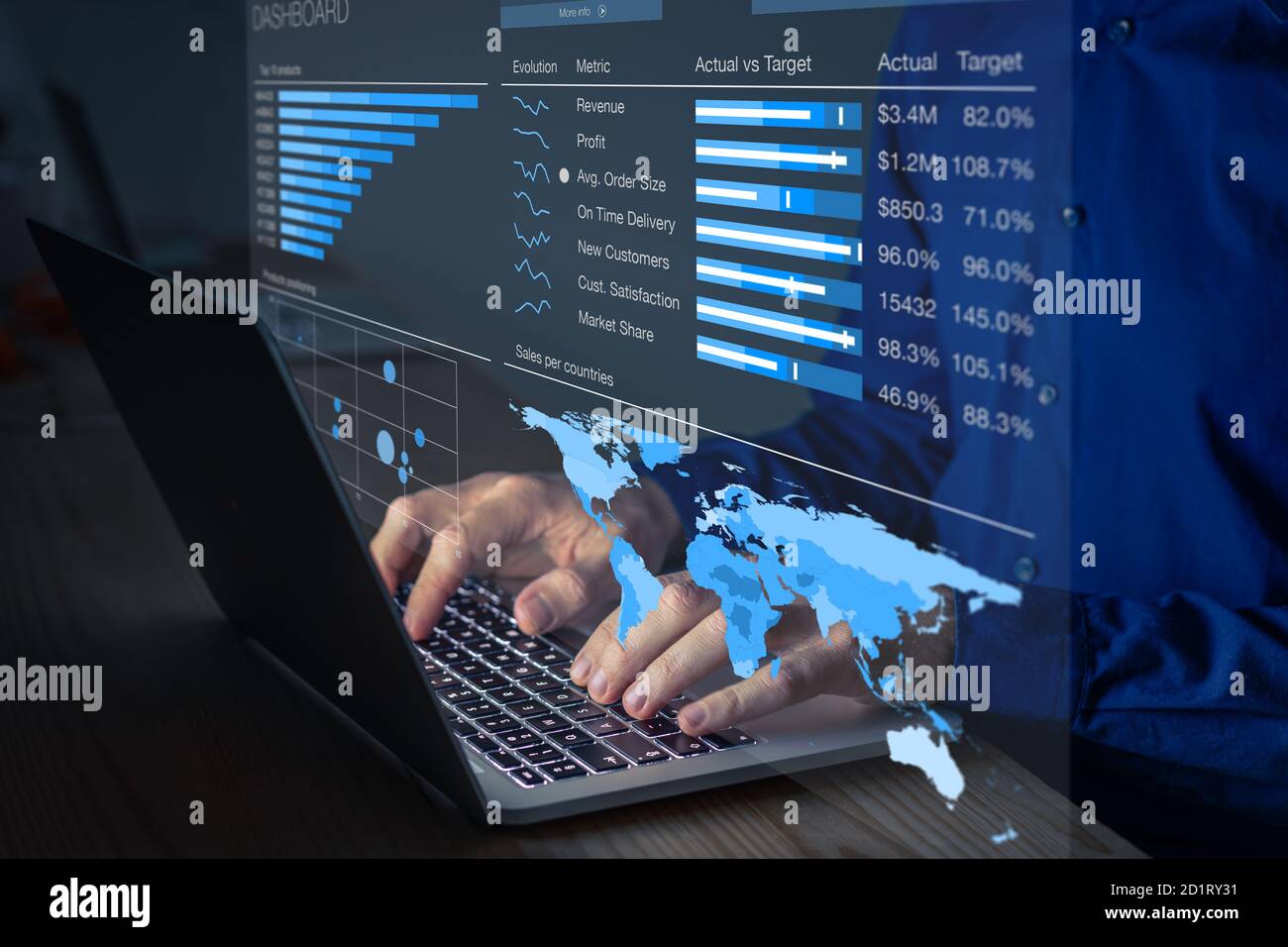 Manager analysiert Business Analytics Dashboard mit Betriebs- und Vertriebsmetriken auf Computer. Spät in der Nacht Überstunden im Büro. Key Performance Indicator Stockfoto