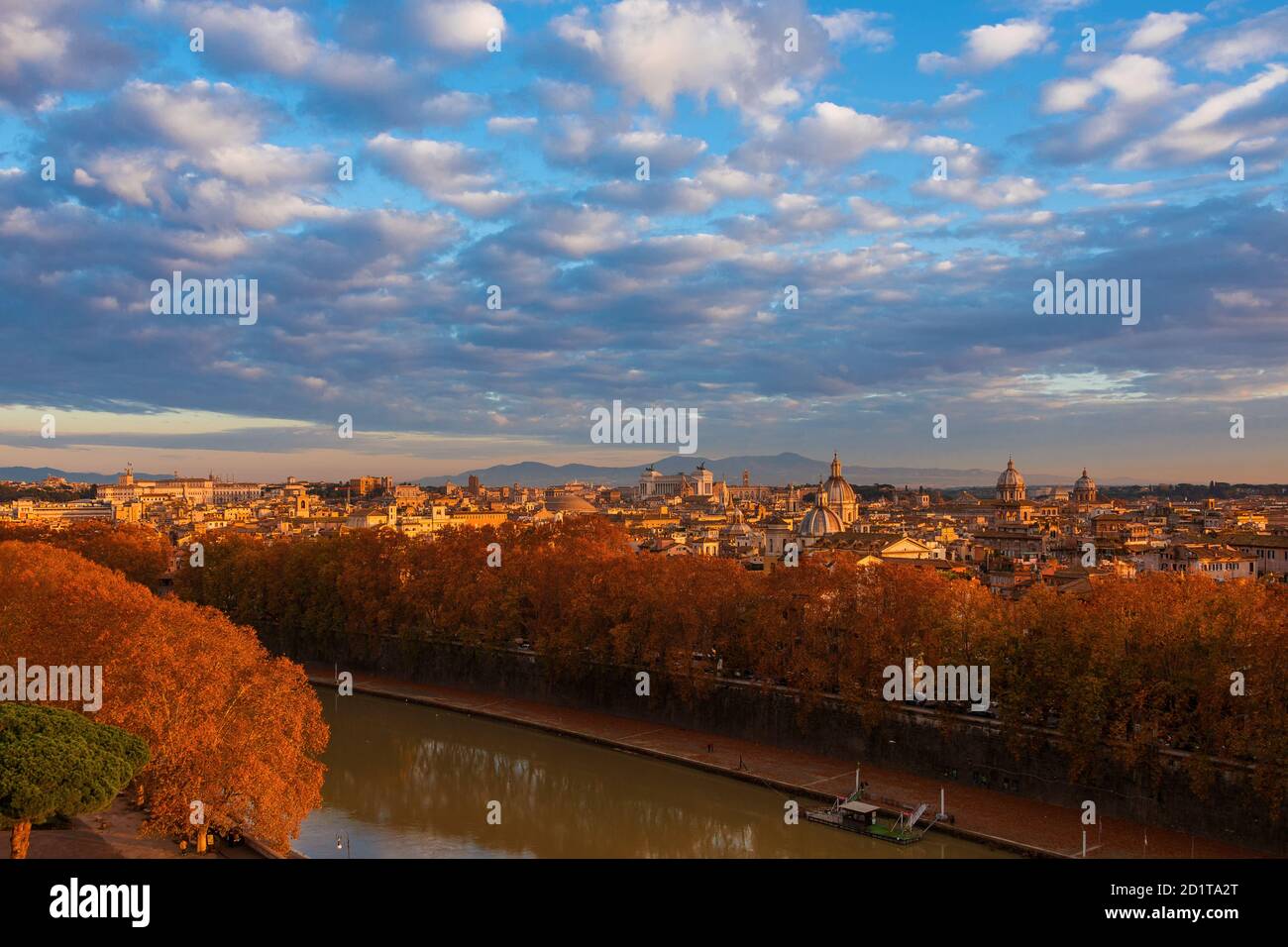 Die Skyline des historischen Zentrums von Rom bei Sonnenuntergang mit dem Tiber und Herbstrote Blätter Stockfoto