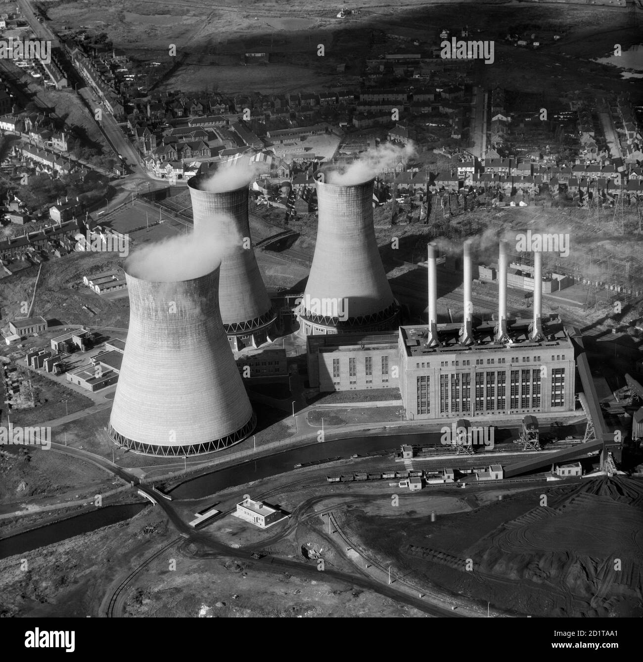 KRAFTWERK OCKER HILL, Tipton, Staffordshire. Luftaufnahme eines Kohlekraftwerks mit drei Kühltürmen, die Dampf abgeben. Es wurde 1902 eröffnet, um das Schwarze Land mit Strom zu versorgen. Es wurde 1977 geschlossen und das Grundstück wird von einer in den 1990er Jahren erbauten Wohnanlage bewohnt. Fotografiert von Aeropictorial 1957. Aerofilms Collection (siehe Links). Stockfoto